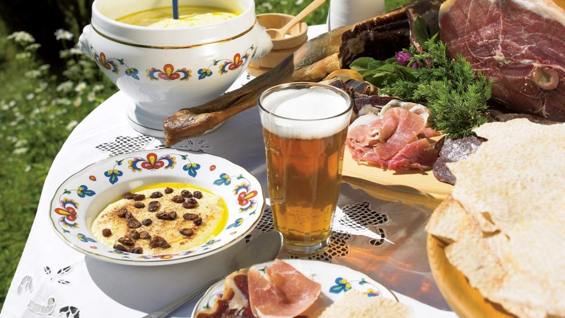 Mo Laksegard bei Suldalslågen auf Sand