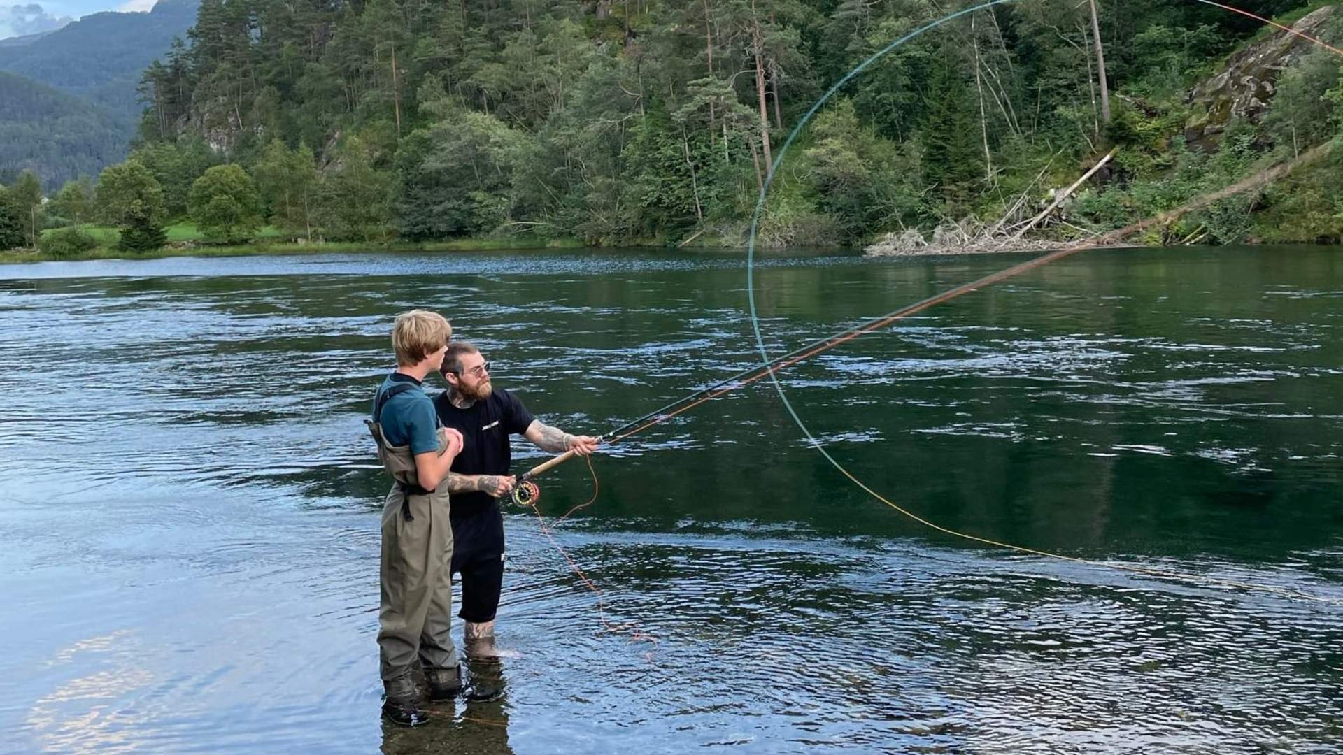Guidet laks- og ørretfiske i Suldalslågen på Sand