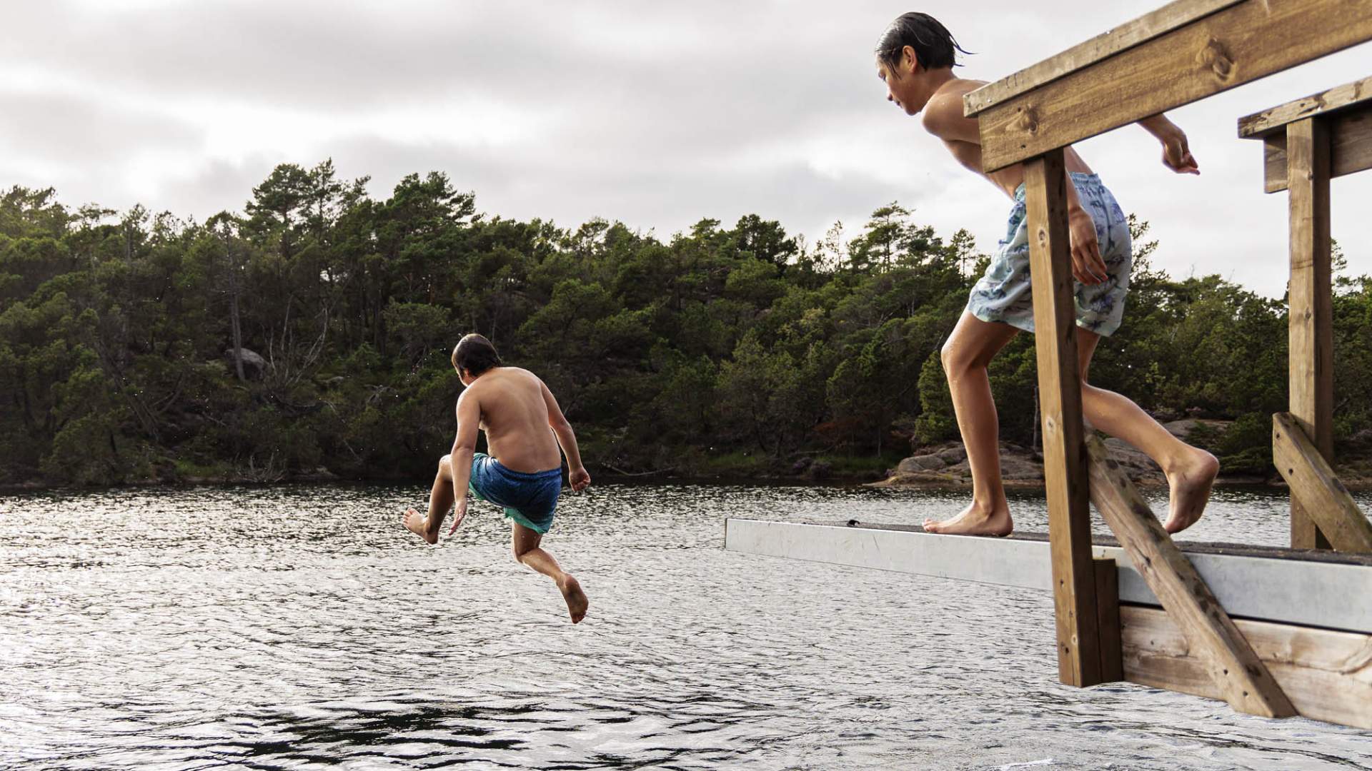 Hoppe fra stupebrettet Vannbassengan
