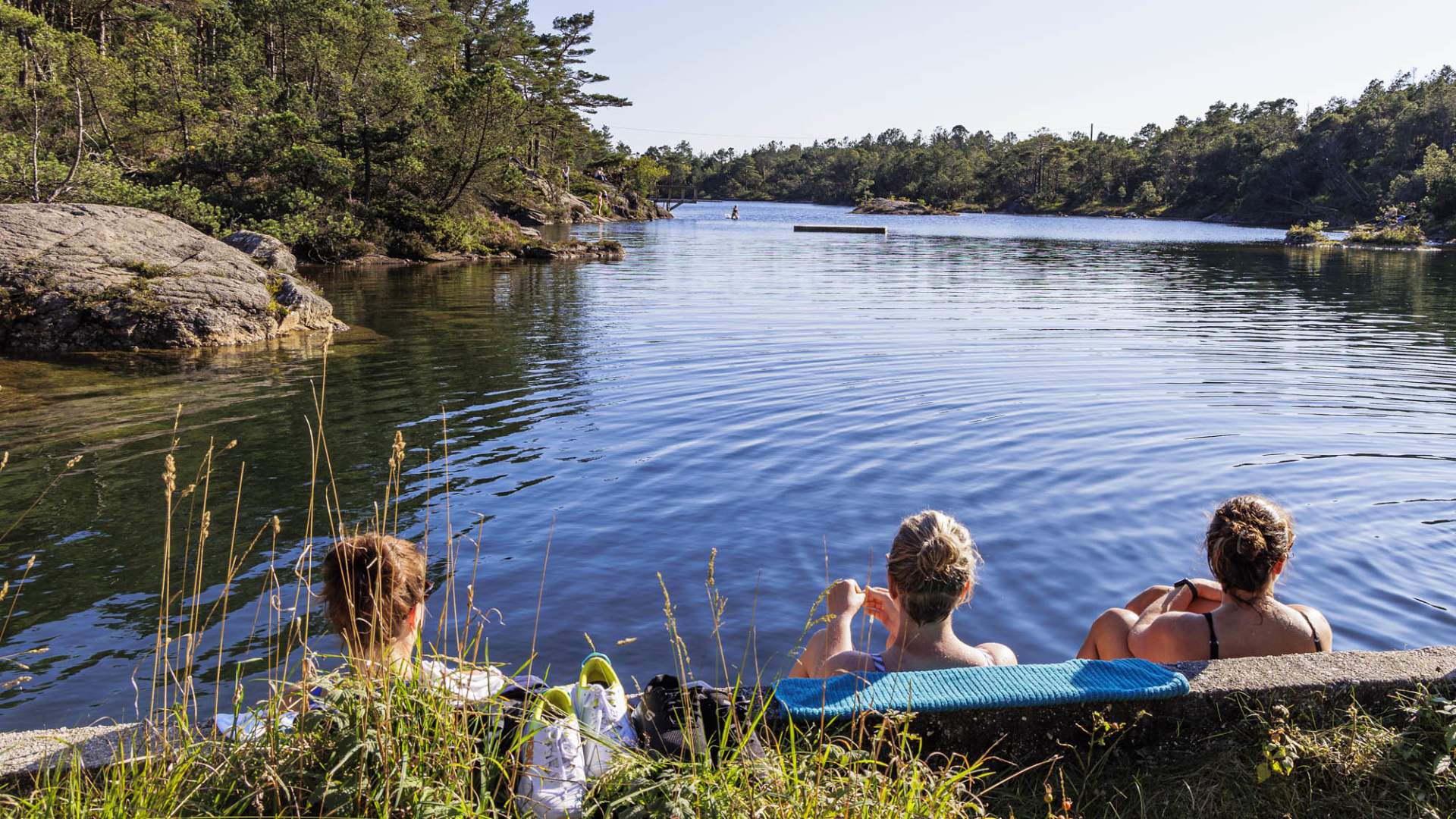 Slapper av ved Vannbassengan