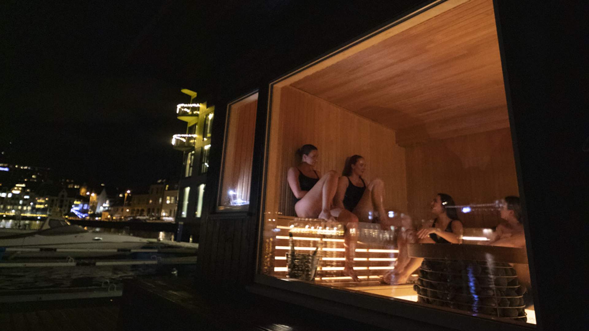 Slapp av med gode venner i badstu i Brosundet i Ålesund.