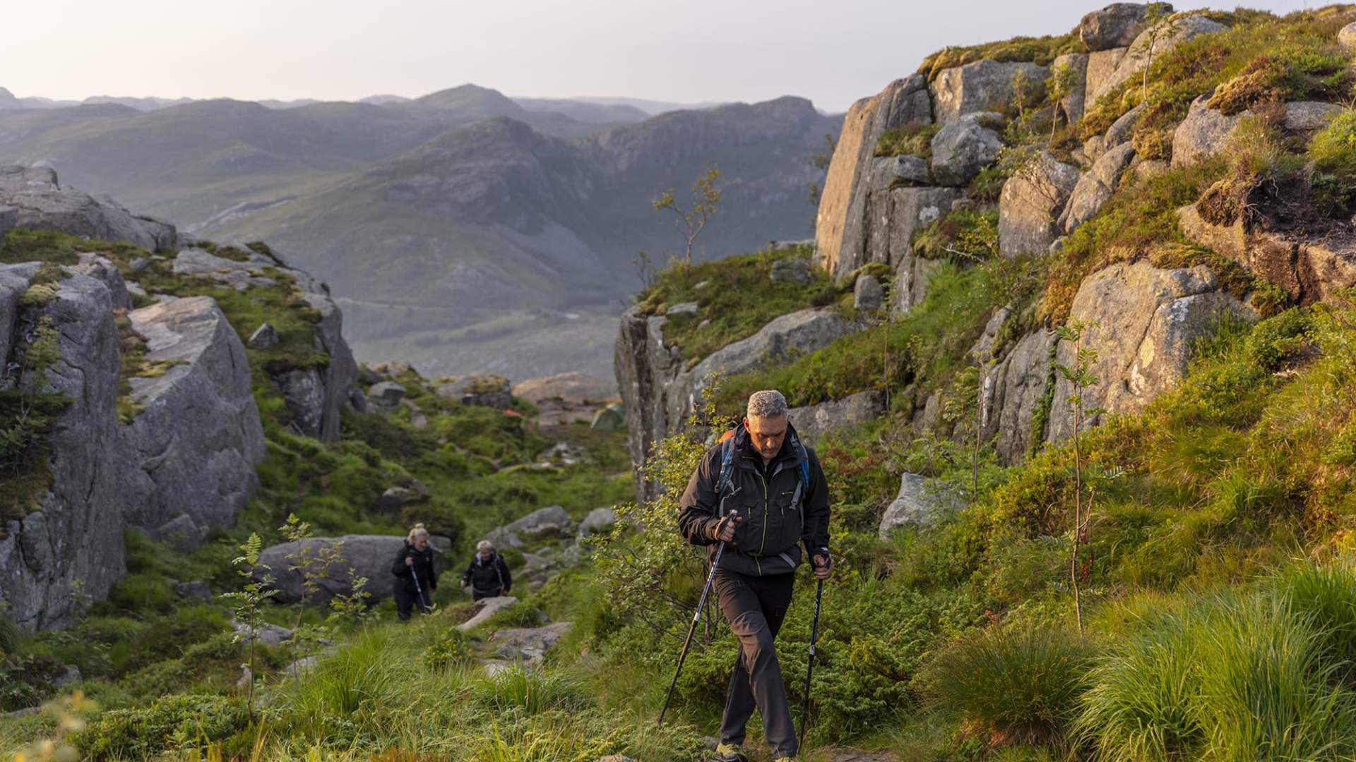 Guidet tur på gjemte stier til Preikestolen med Explore Lysefjorden