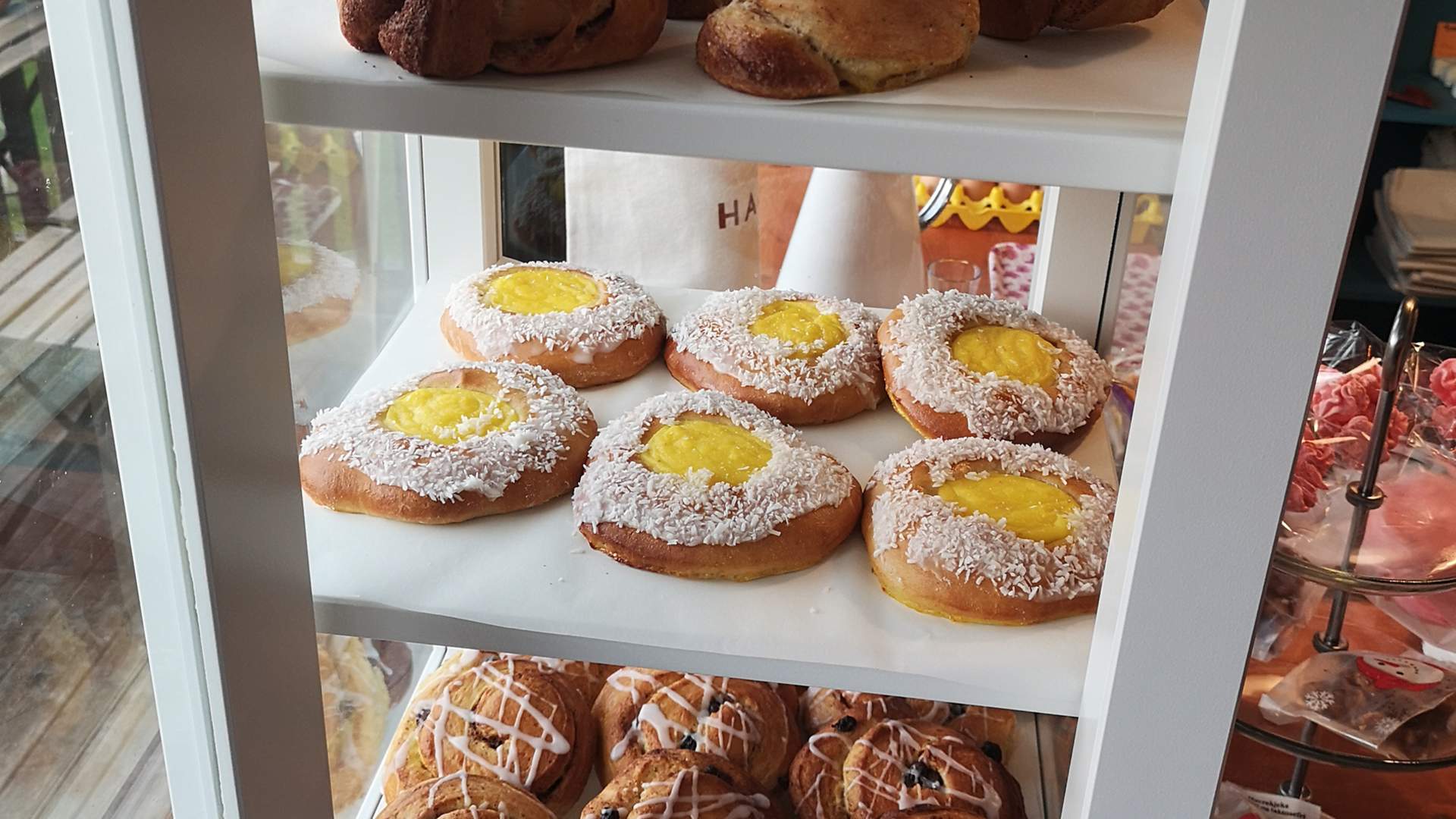 Nybakte boller i kafeen på Myrvold Gård