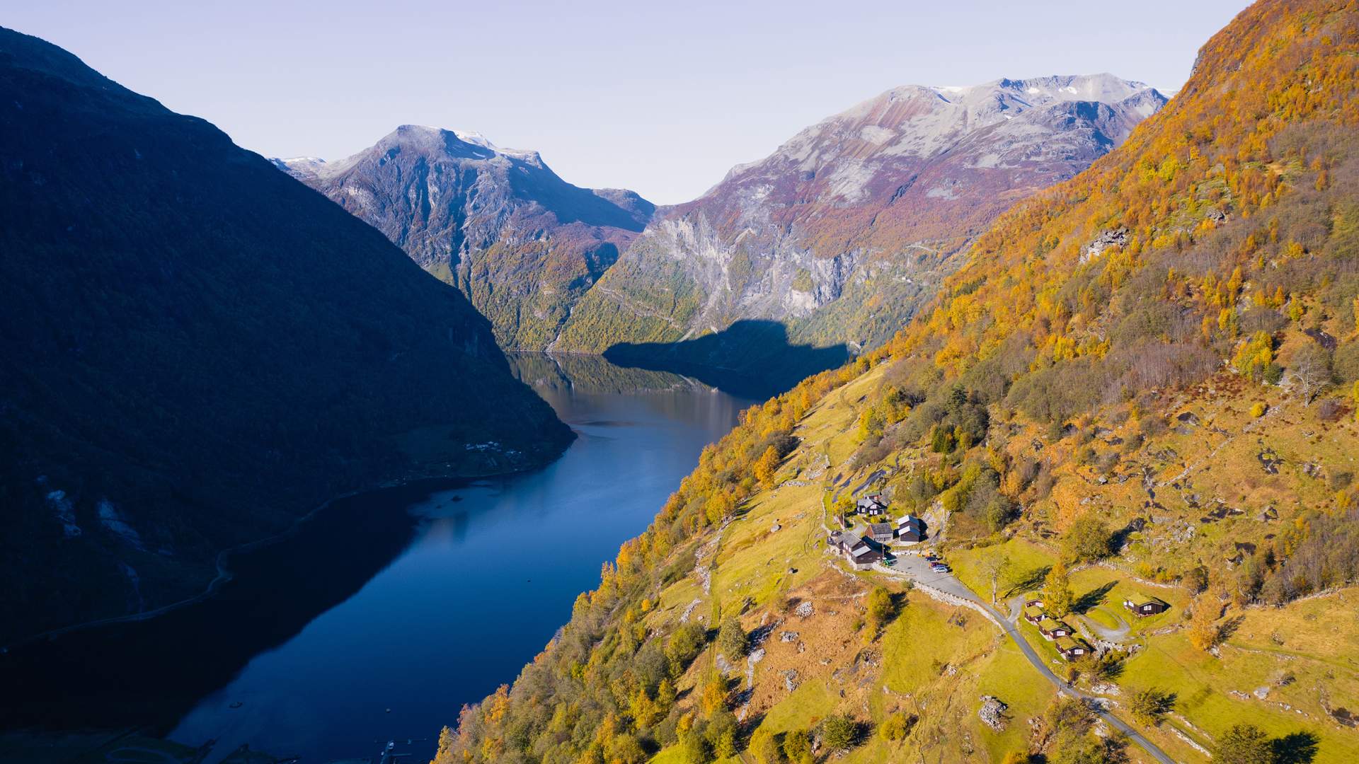 Westerås Gard i fjellsida med flott utsikt over Geirangerfjorden