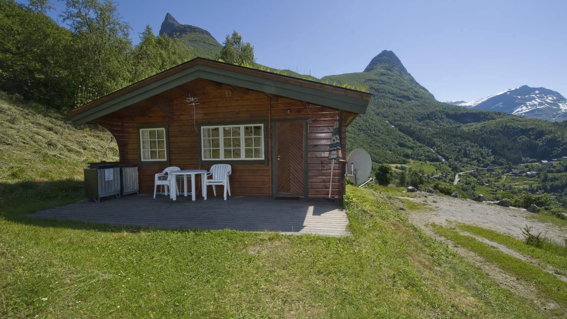 Koslig 6-mannshytte på Westerås Gard med utsikt over Geiranger.