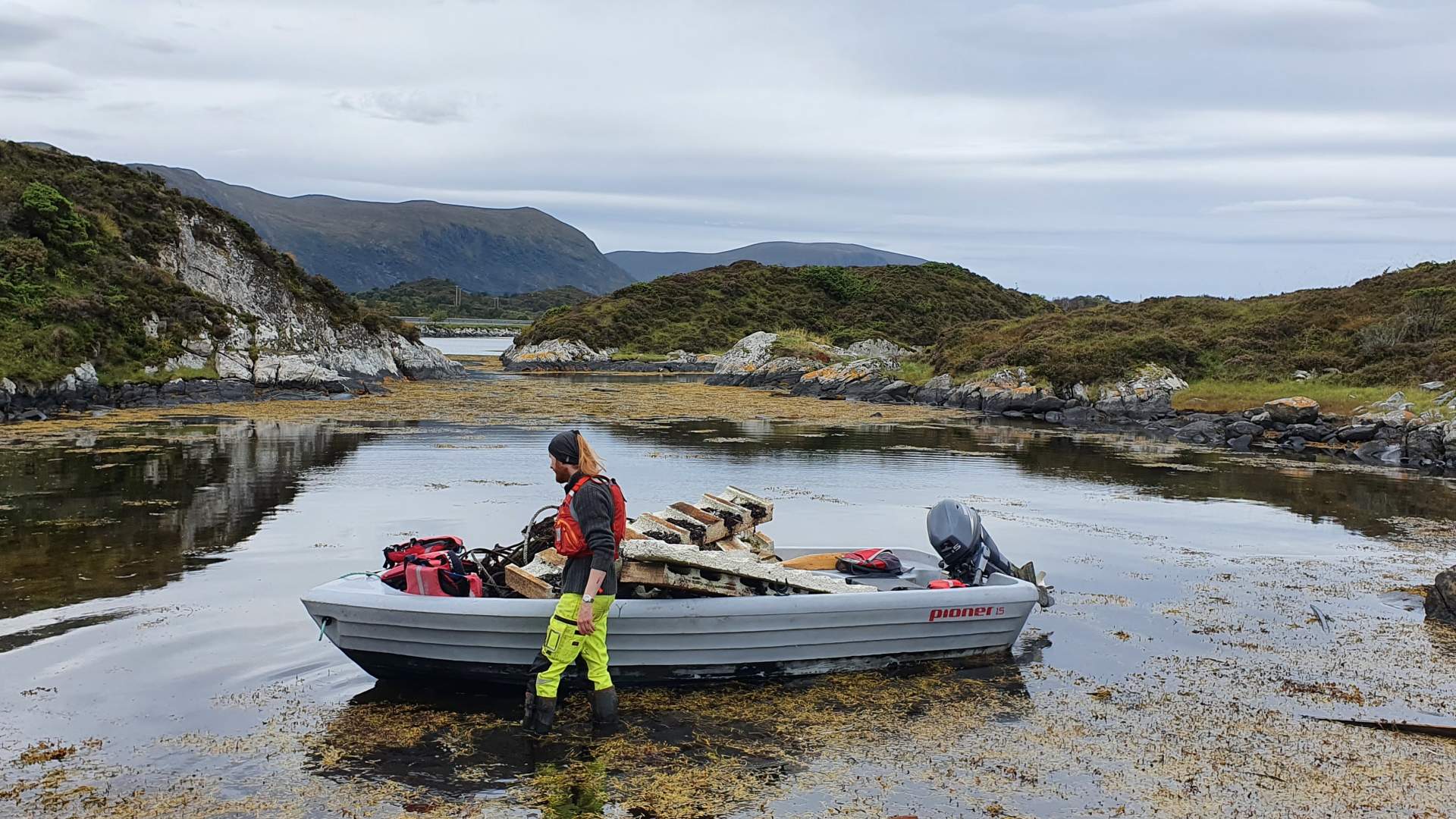 Båt fylt med funn frå strandturen.