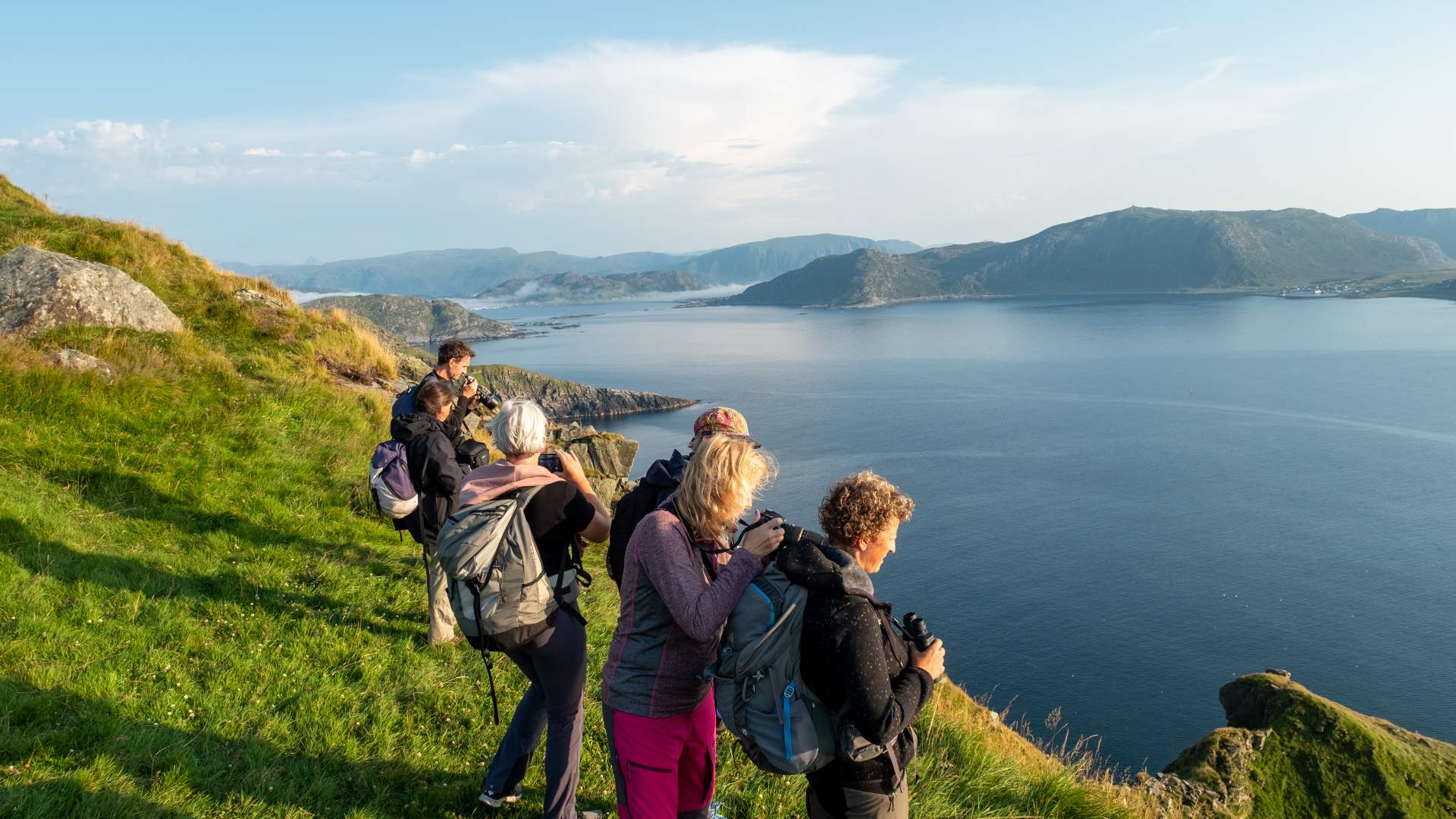 Ein flott dag for lundesafari på fuglefjellet på Runde.