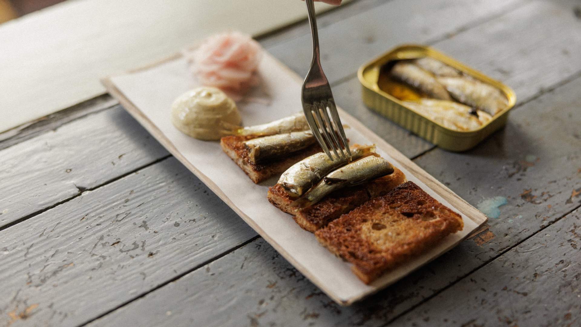 Ekte, gode smaker, lokale råvarer og andre delikatesser bugner i Butikken – der du både kan handle til ditt eget kjøkken eller nyte en deilig lunsj i vakre omgivelser.