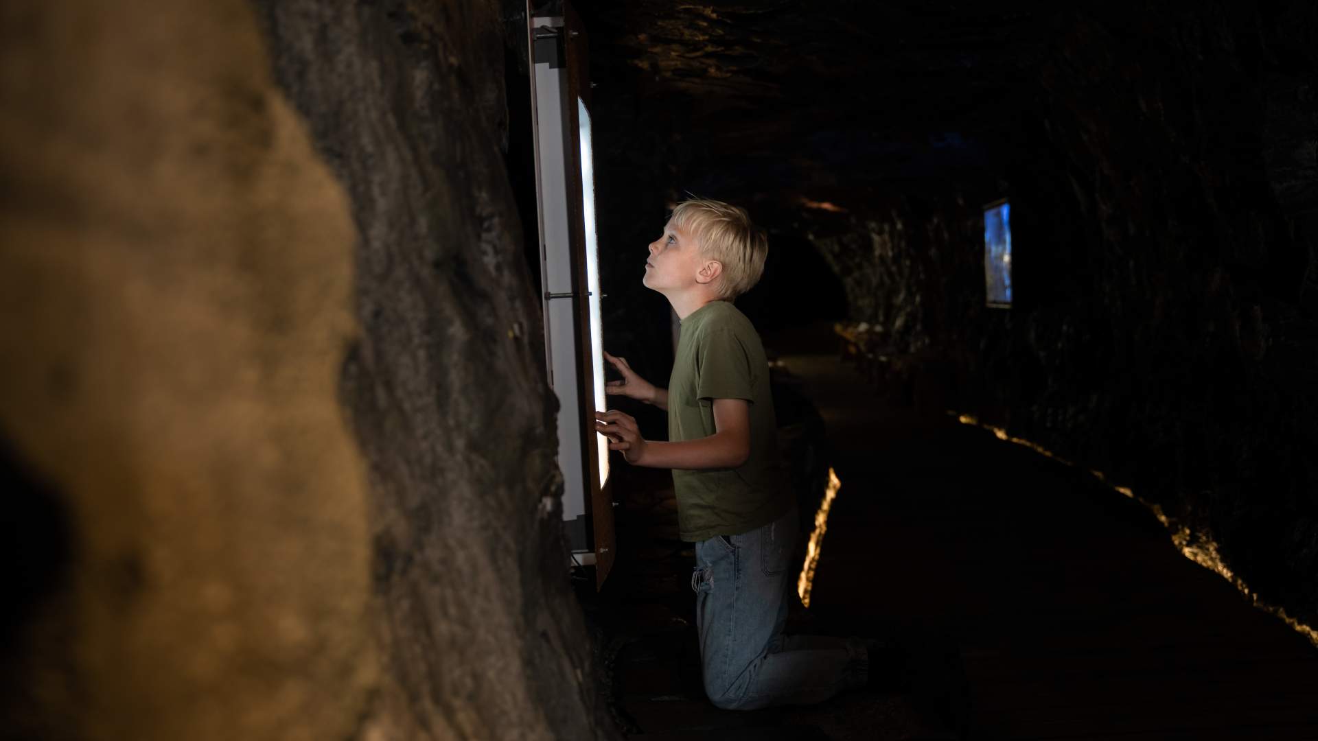 I Moster Amfi kan du sjå utstillinga Steinriket Bømlo