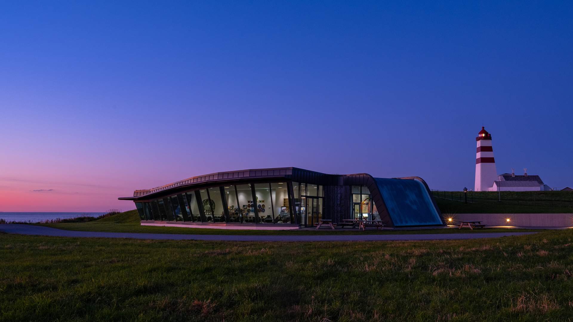 Alnes fyr og opplevelsessenter i solnedgang