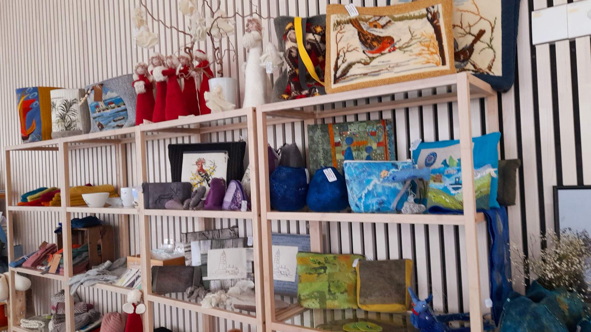 Salg av lokalprodusert håndverk på Alnes fyr og opplevelsessenter