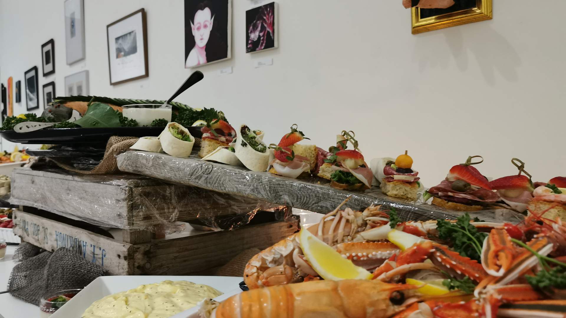 Festbuffet i galleriet på Alnes fyr og opplevelsessenter