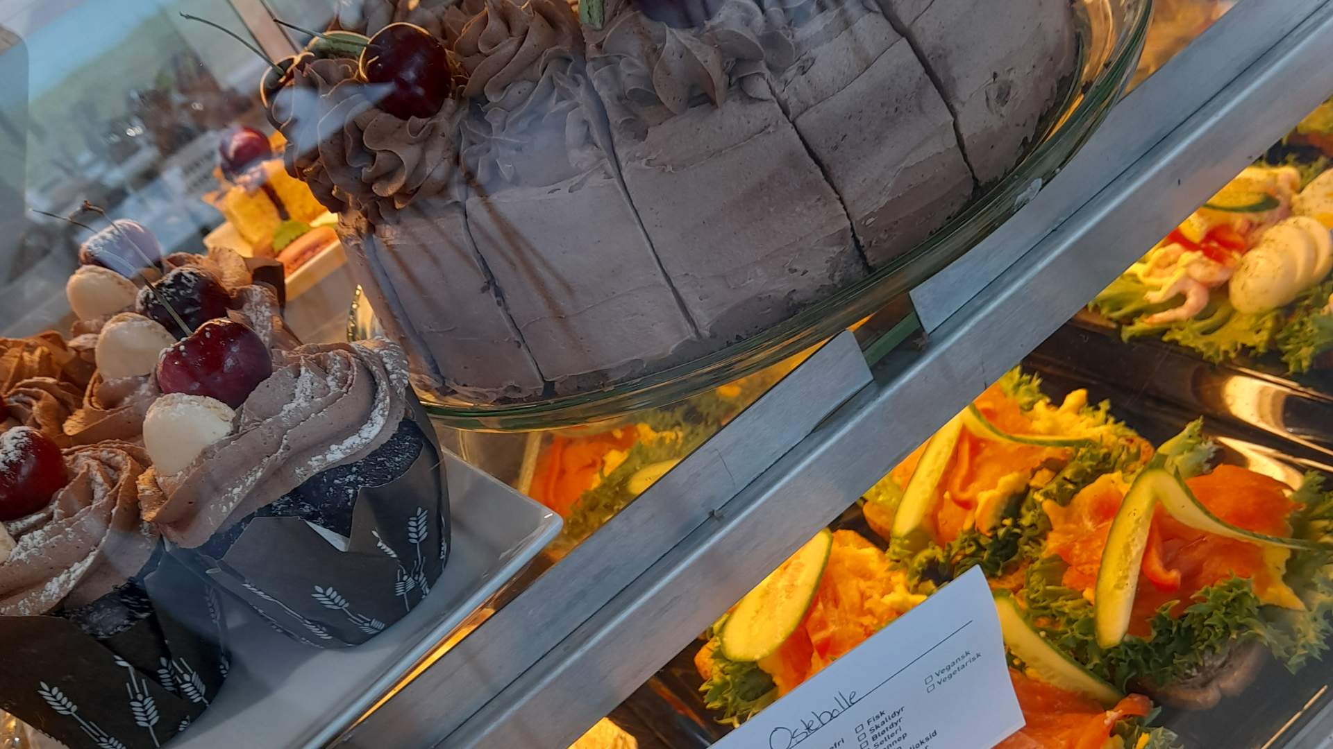 Kaker og mat i disken på Alnes fyr og opplevelsessenter