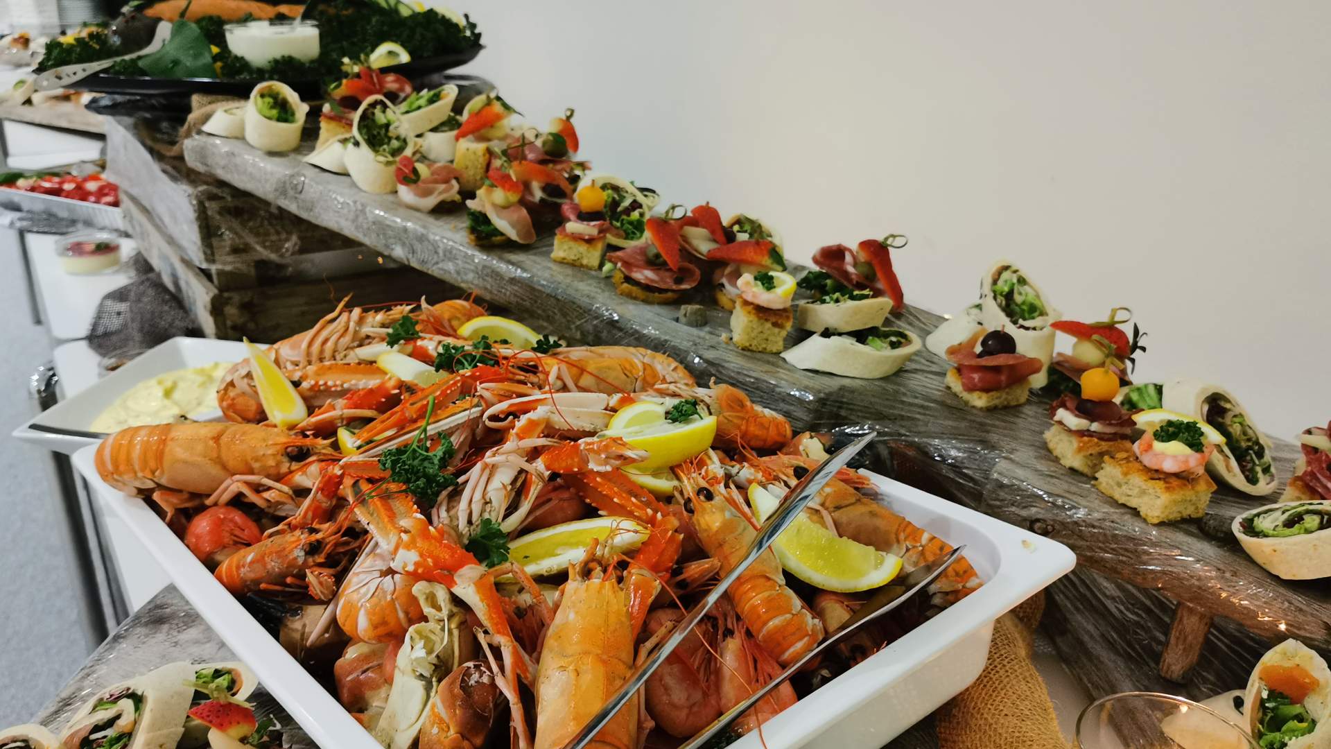 Festbuffet i galleriet på Alnes fyr og opplevelsessenter