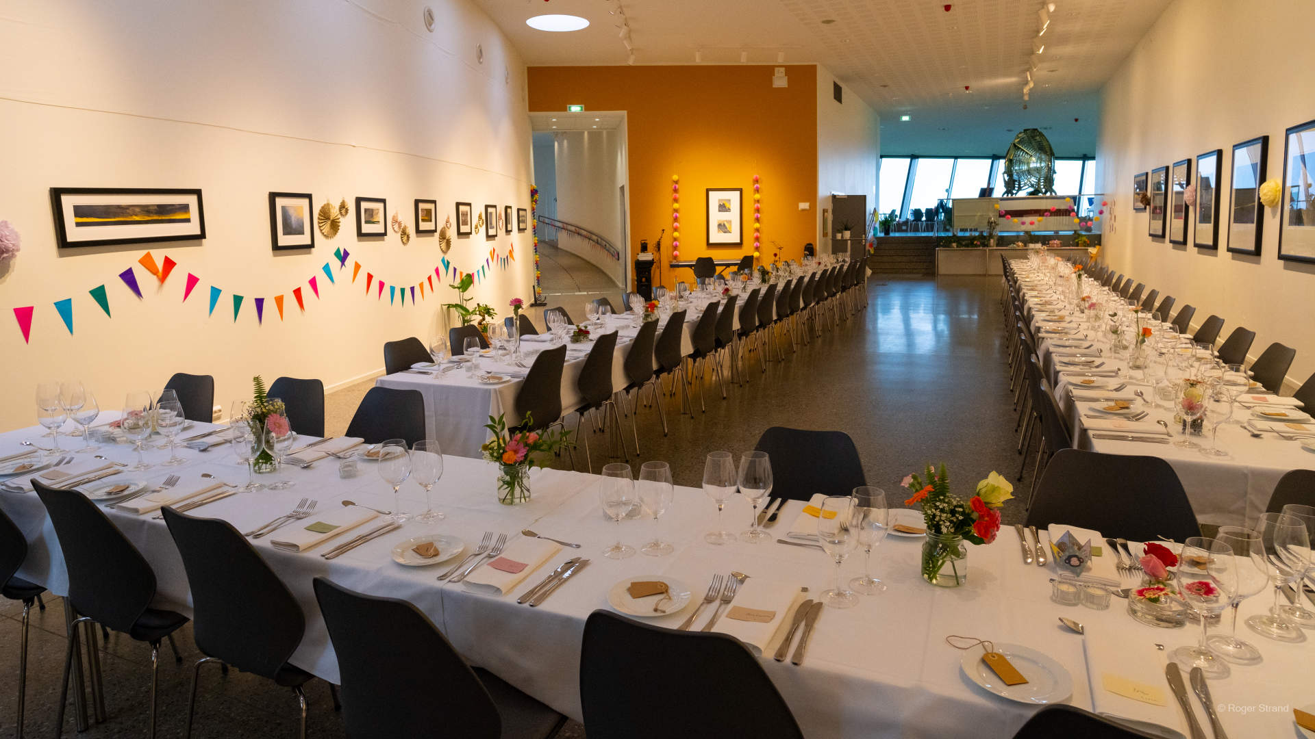 Dekket til fest i galleriet på Alnes fyr og opplevelsessenter