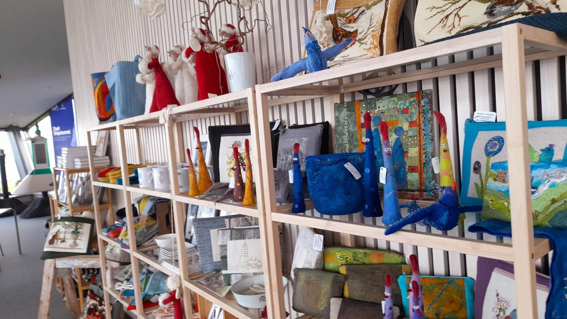 Velfylte hyller i butikken ved Alnes fyr og opplevelsessenter