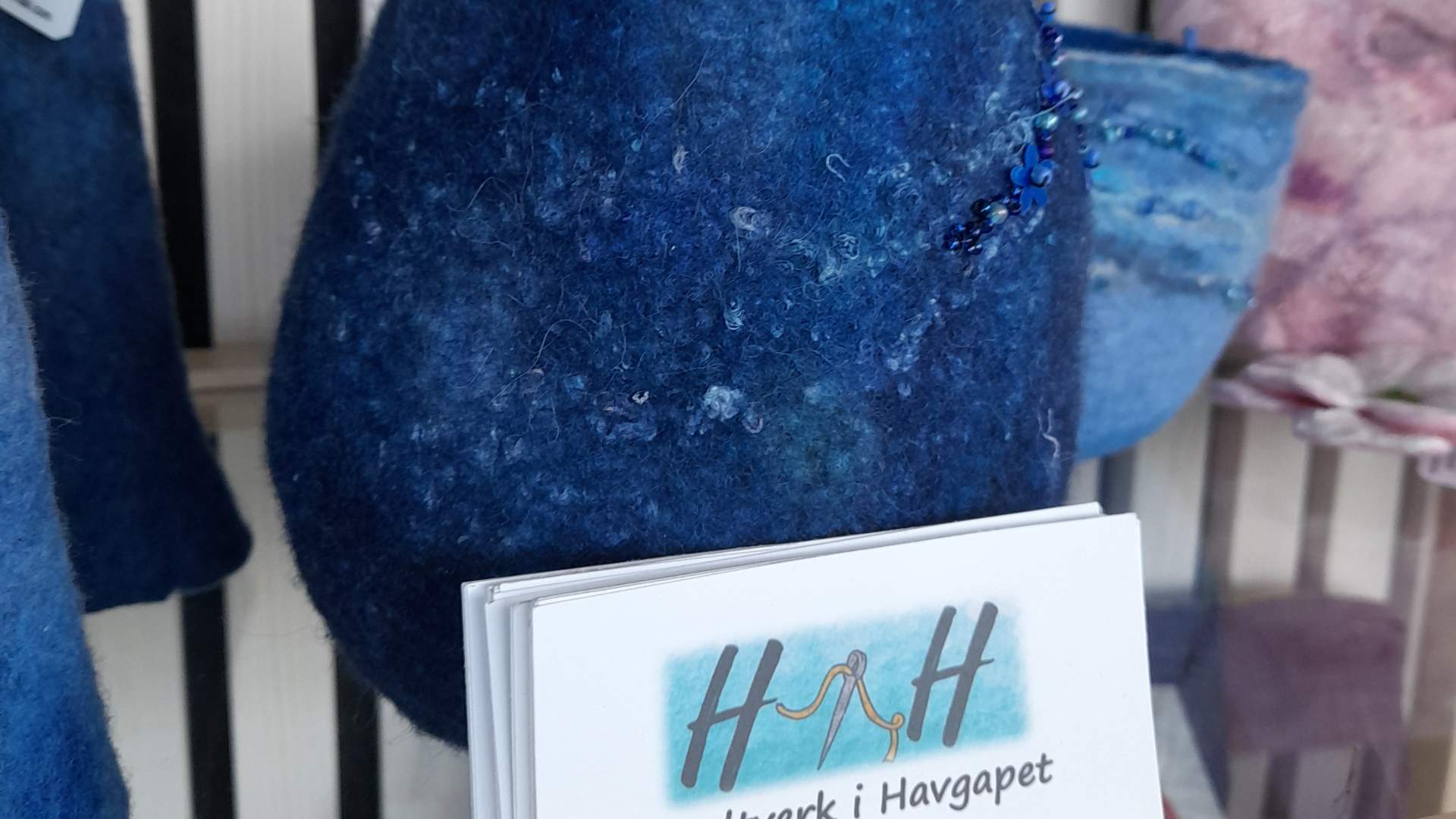 Du får kjøpt mange flotte og håndlagde produkter på Alnes fyr og opplevelsessenter