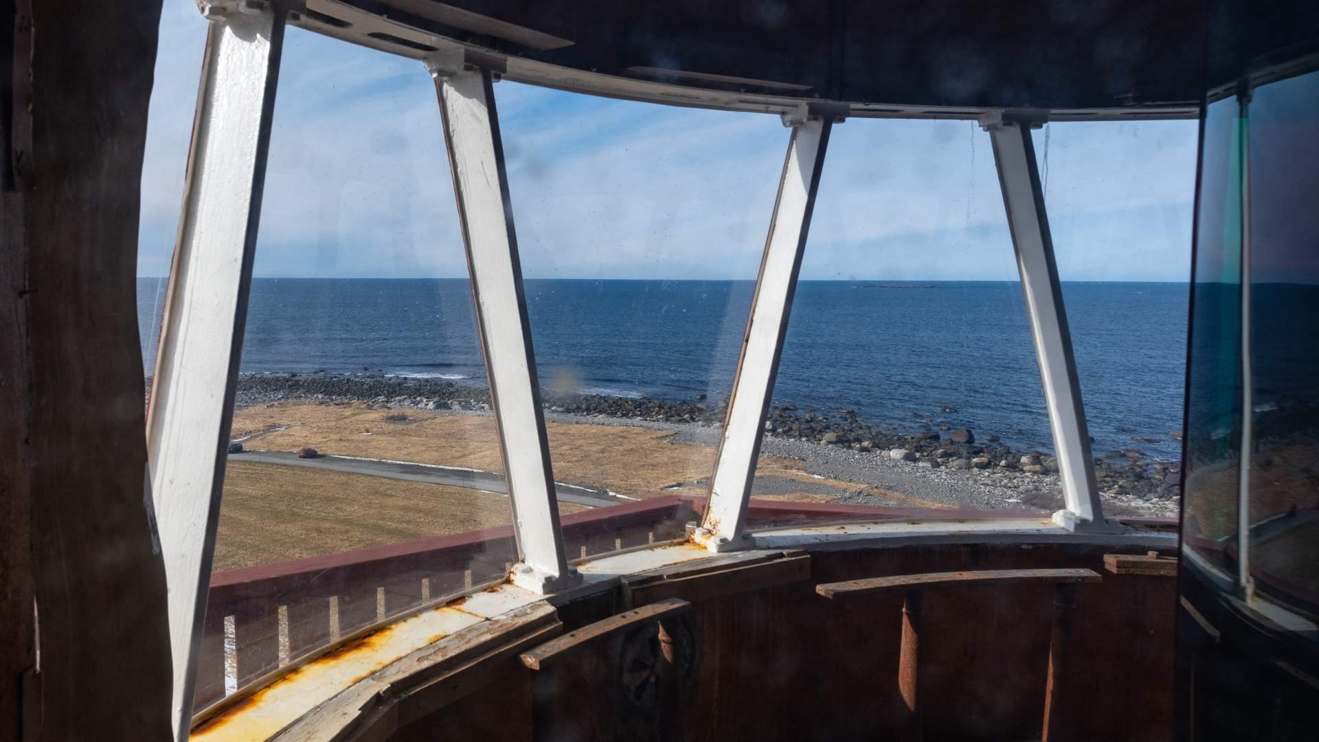 Inne i toppen fra tårnet på Alnes fyr