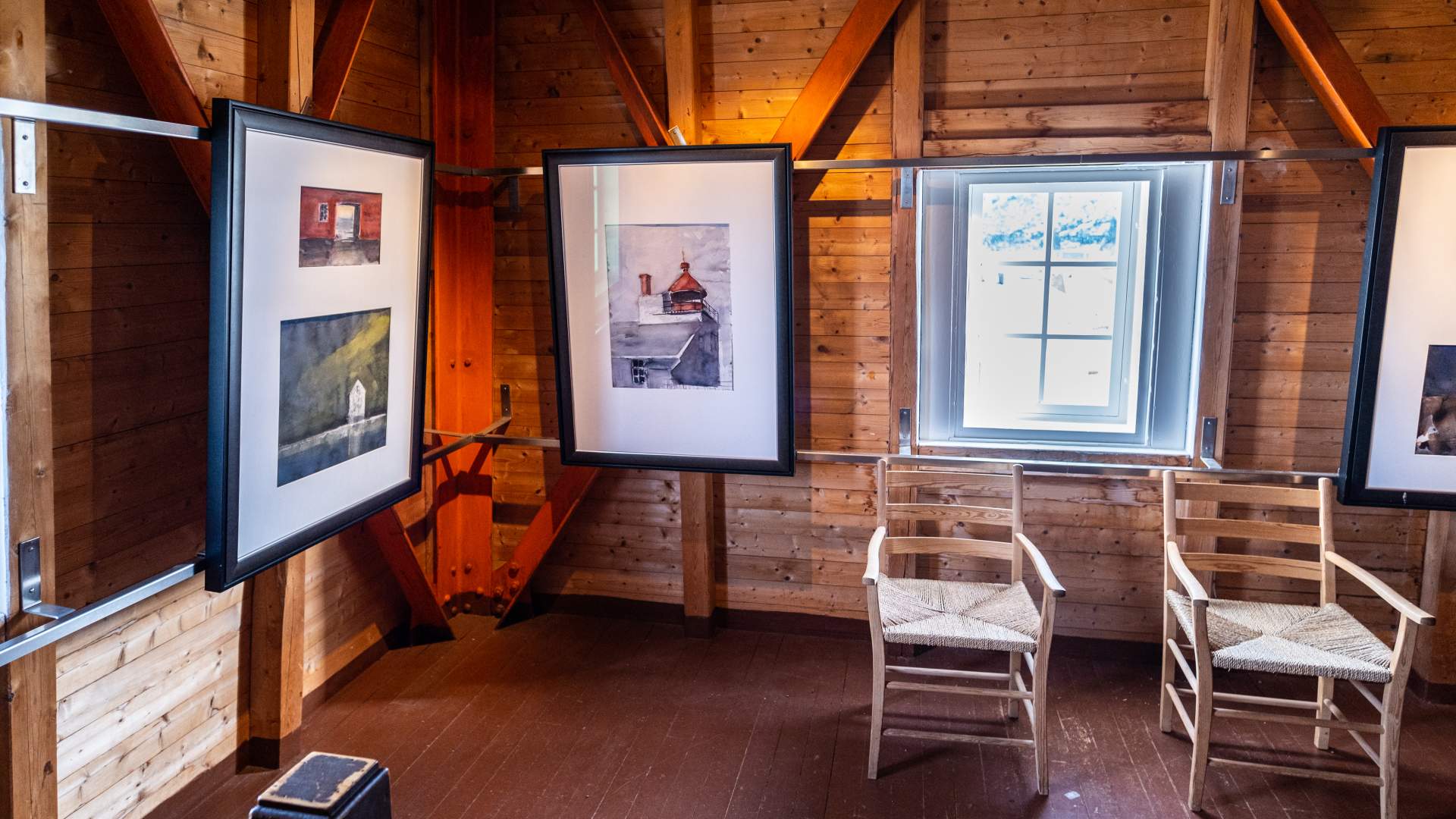 Utstilling av Ørnulf Opdahl i tårnet på Alnes fyr