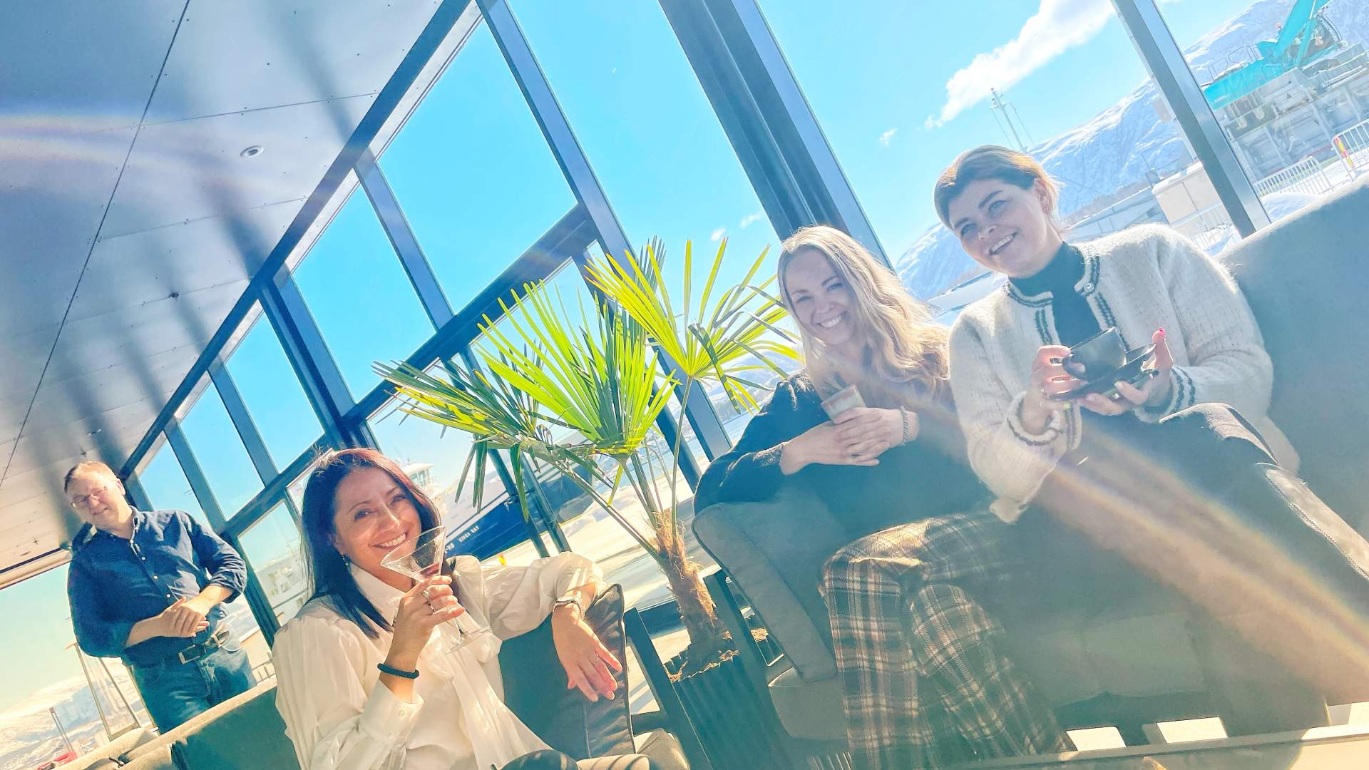 Nyt en deilig lunch i hagestuen, ytterst på kaikanten.