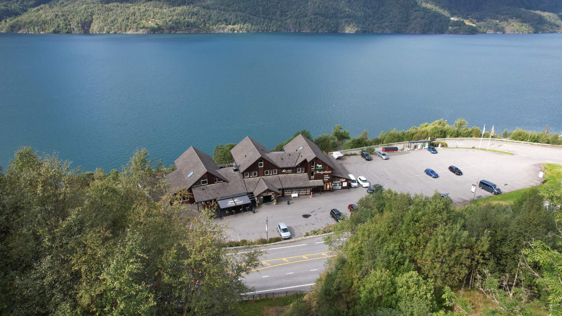 Dronebilde av Åkrafjordtunet