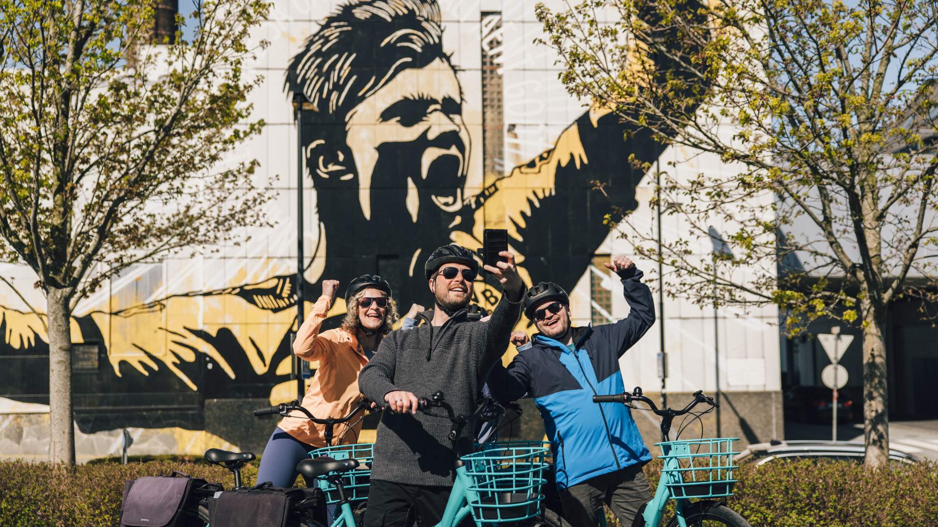 Selfie foran Haaland-maleriet