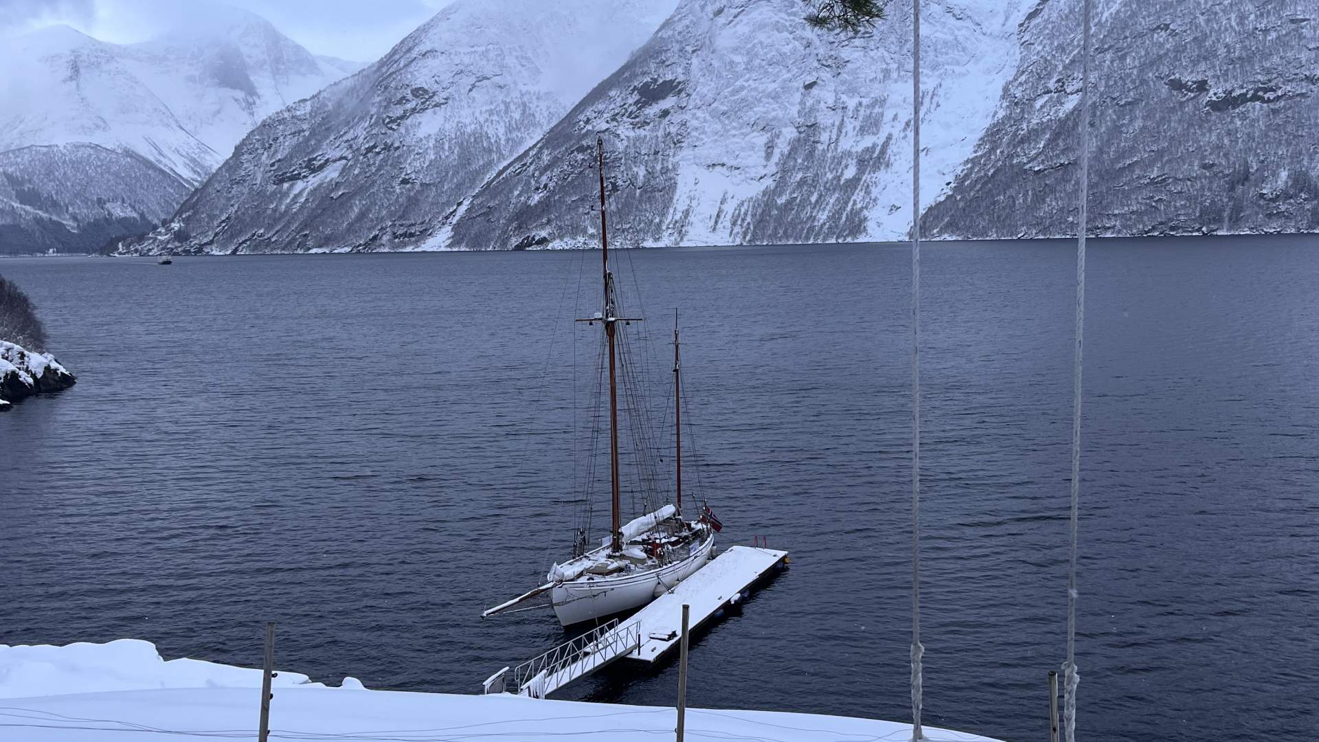 Wyvern av Ålesund til kai i Trandal. Her ser du også den populære reia i Trandal.