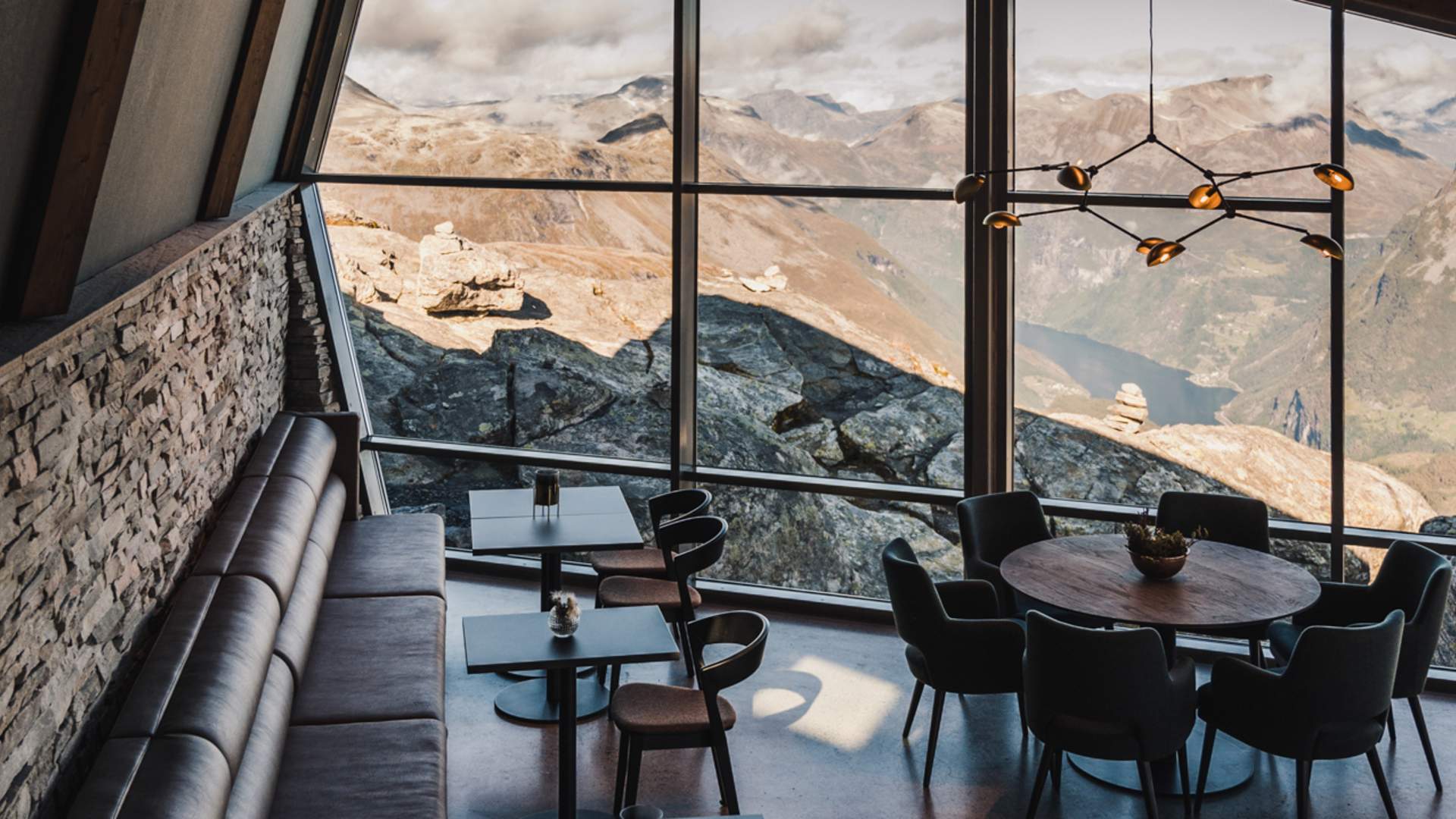 Nyt utsikten fra cafèen på Dalsnibba.