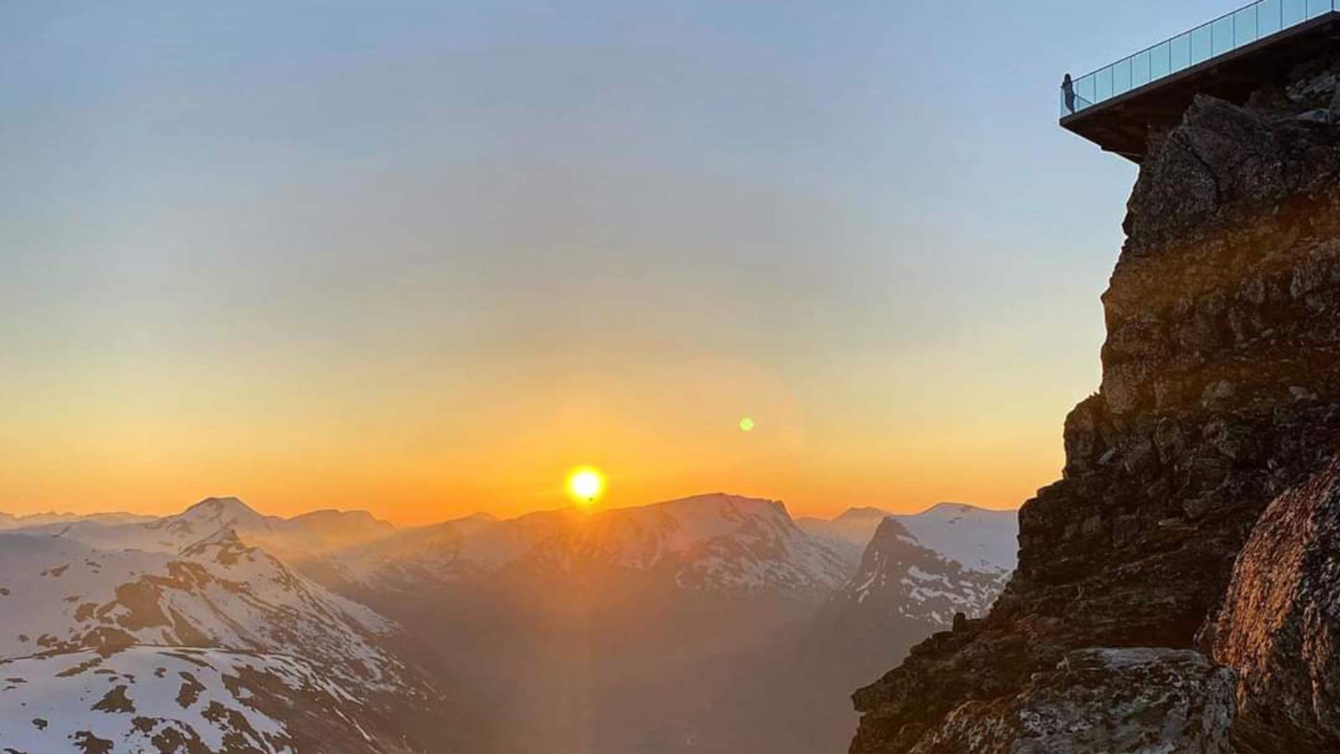 Fantastisk solnedgang på Geiranger Skywalk Dalsnibba.