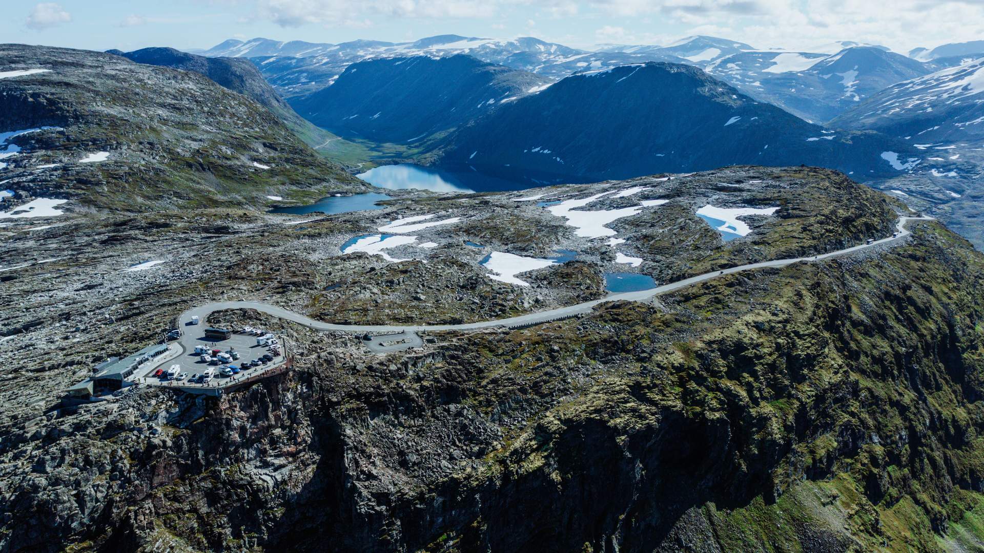 Bilde over Geiranger Skywalk fra Dalsnibba og innover.