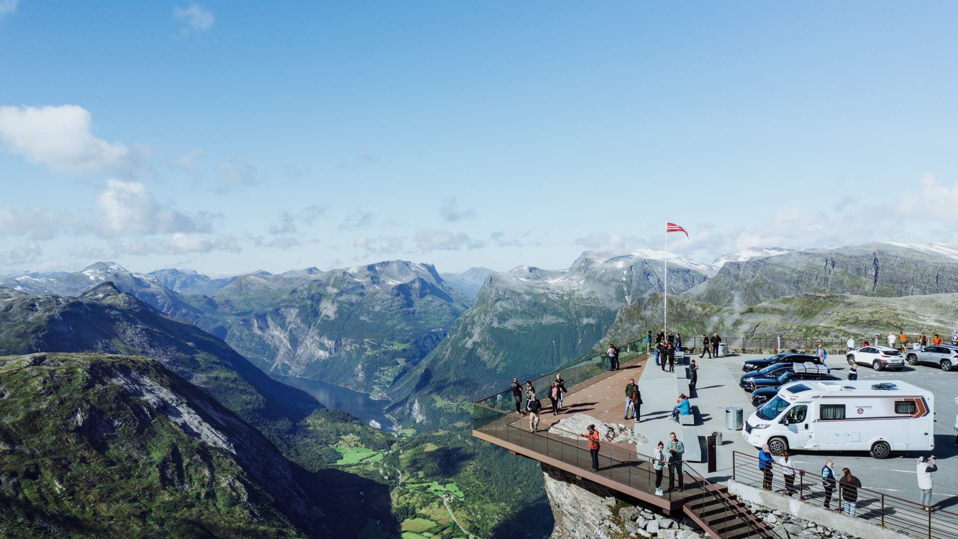 Geiranger Skywalk med utsikt over Geirangerfjorden.
