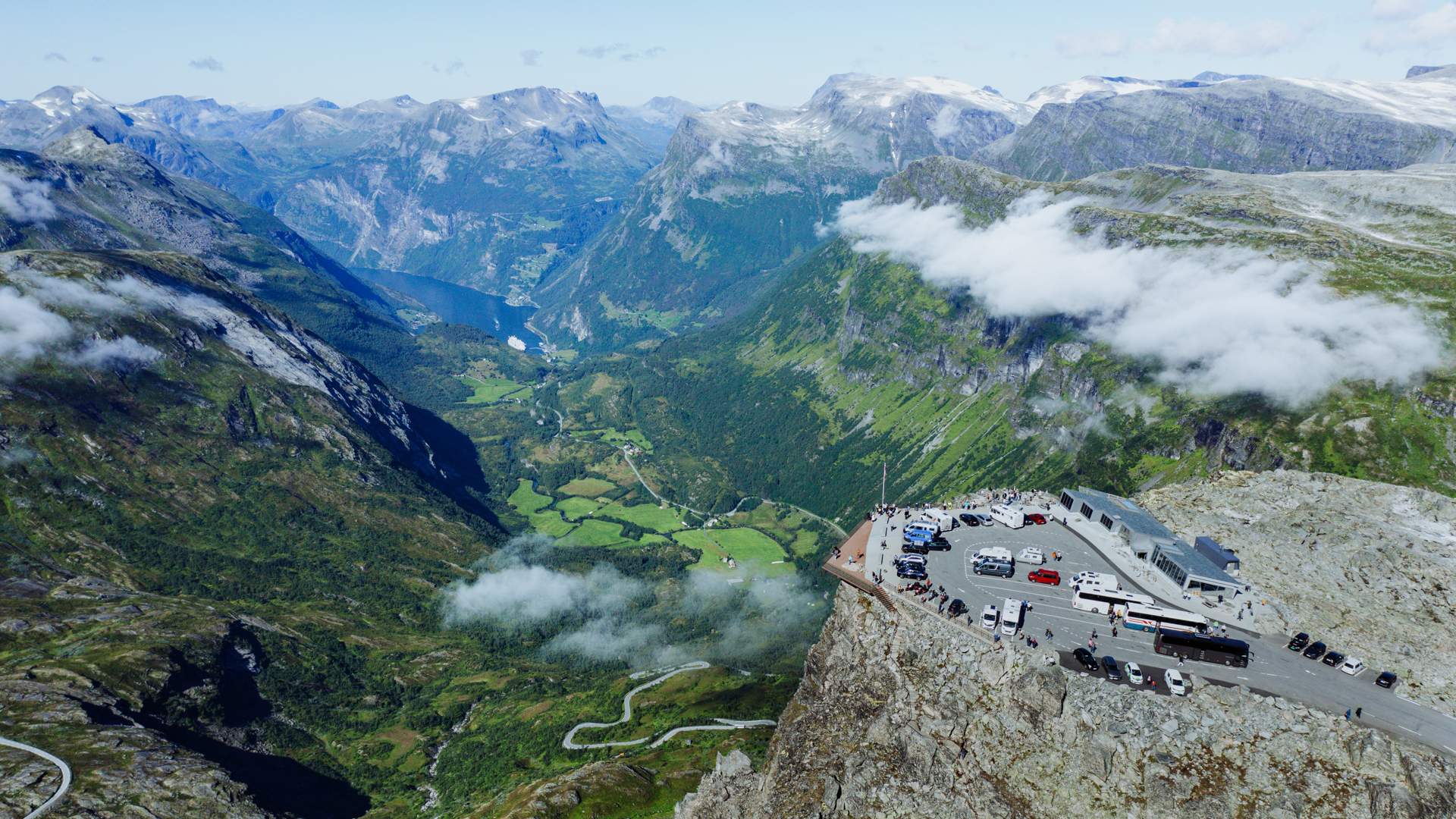 Geiranger Skywalk på Dalsnibba med utsikt over Geirangerfjorden.