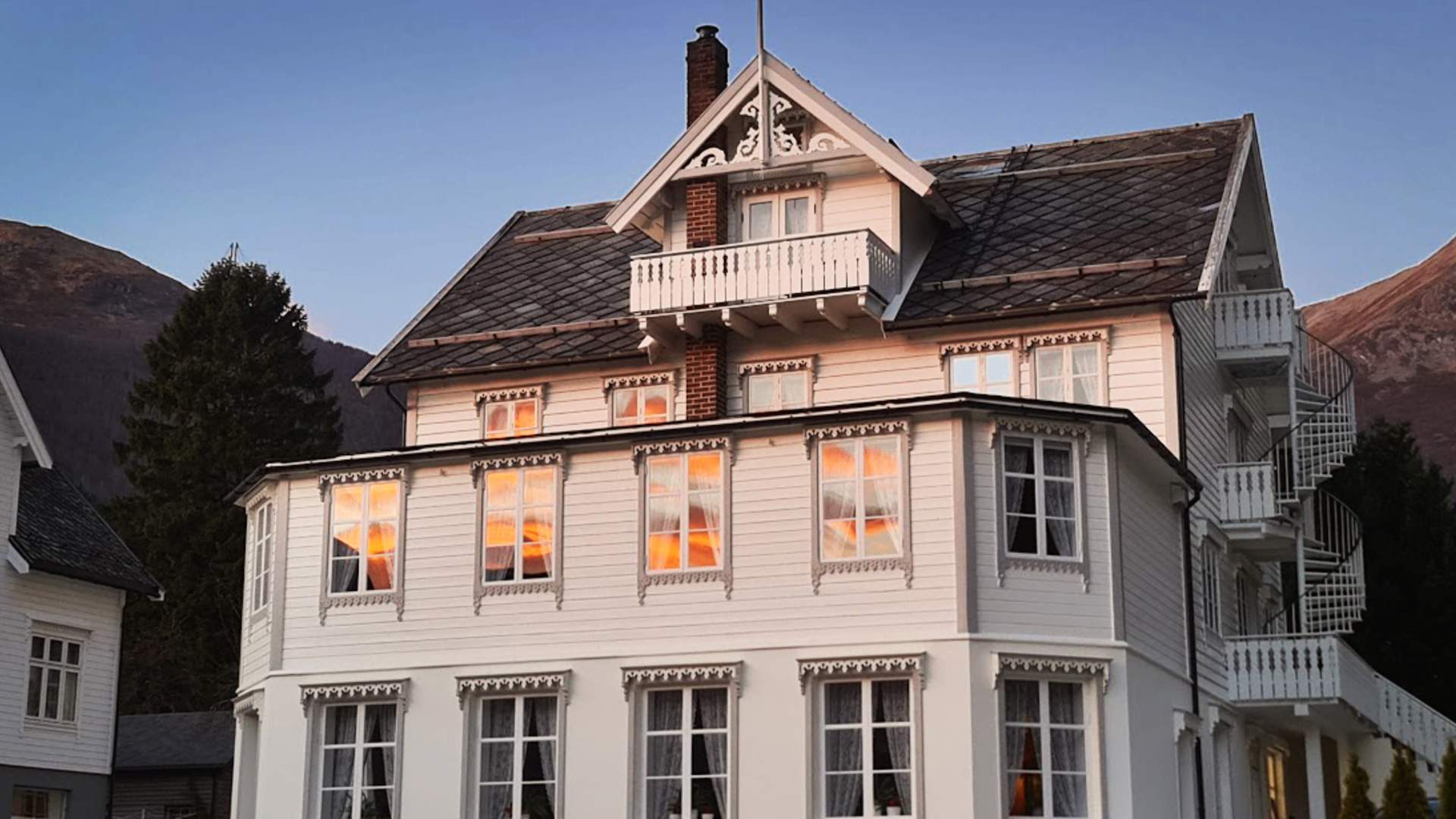 Hotellet i solnedgang