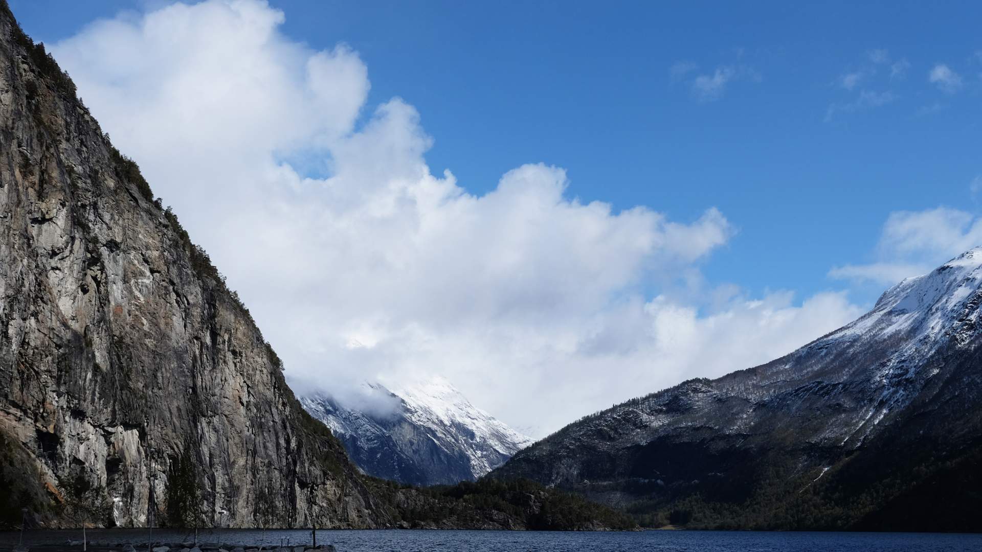 Storfjorden og Syltefjellet med Sylteormen synleg.