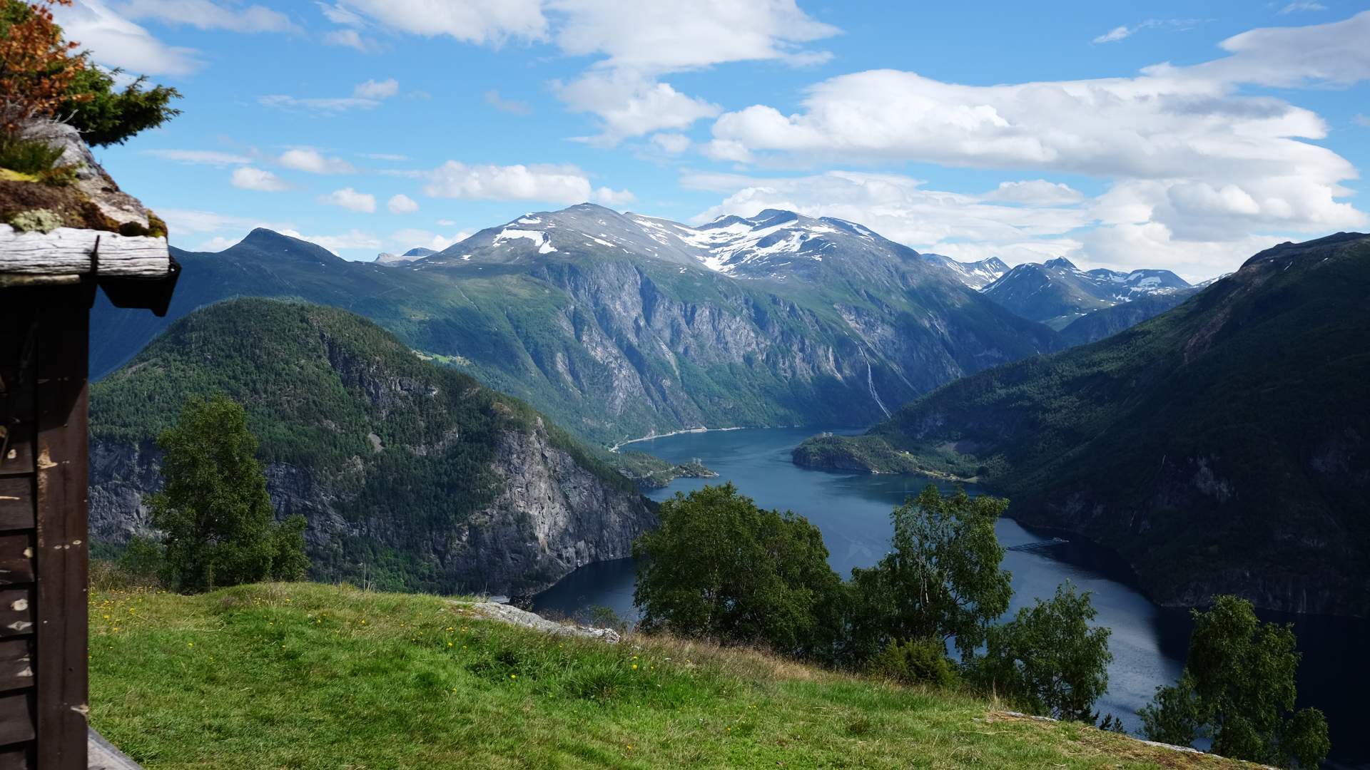 Bilde fra fjellsetre Klovset med utsikt over Storfjorden, Valldal, Syltefjellet og inn mot Tafjordfjellen.