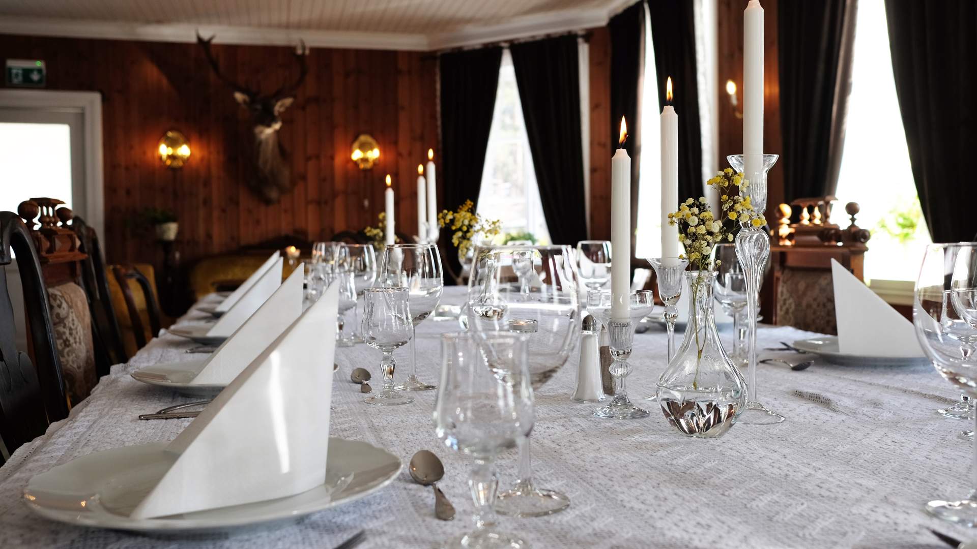 Pent dekket bord i lyse toner.