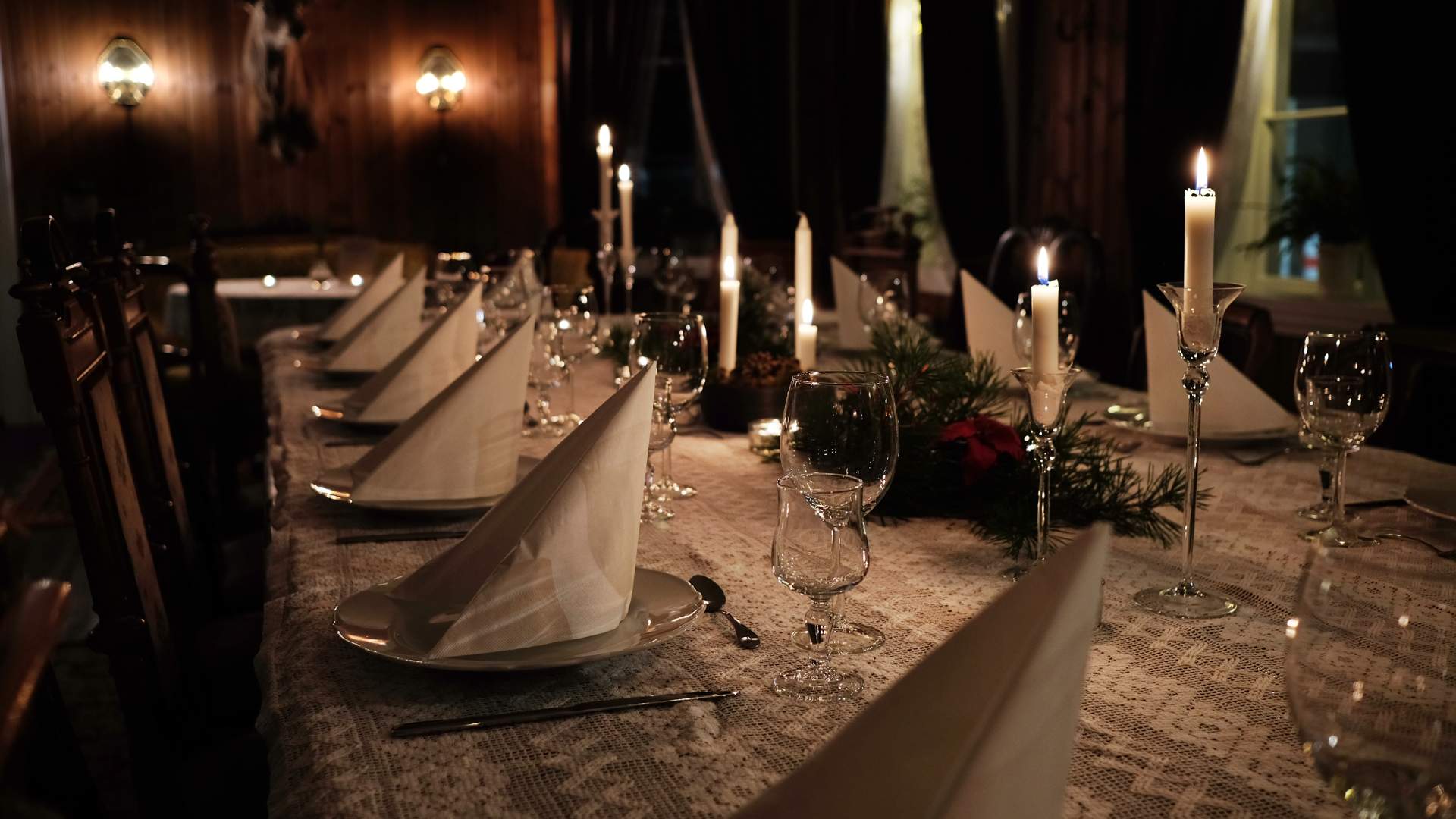 Et pent dekket bord med julestemning.