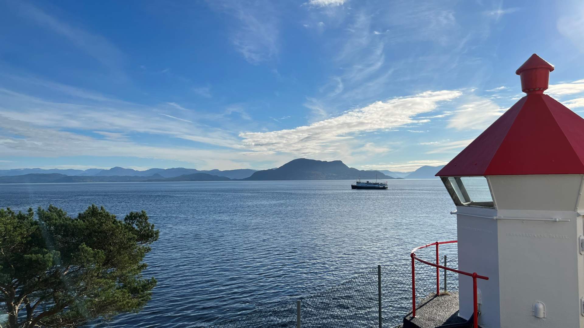 Utsikt mot fjorden frå Leirvik fyr