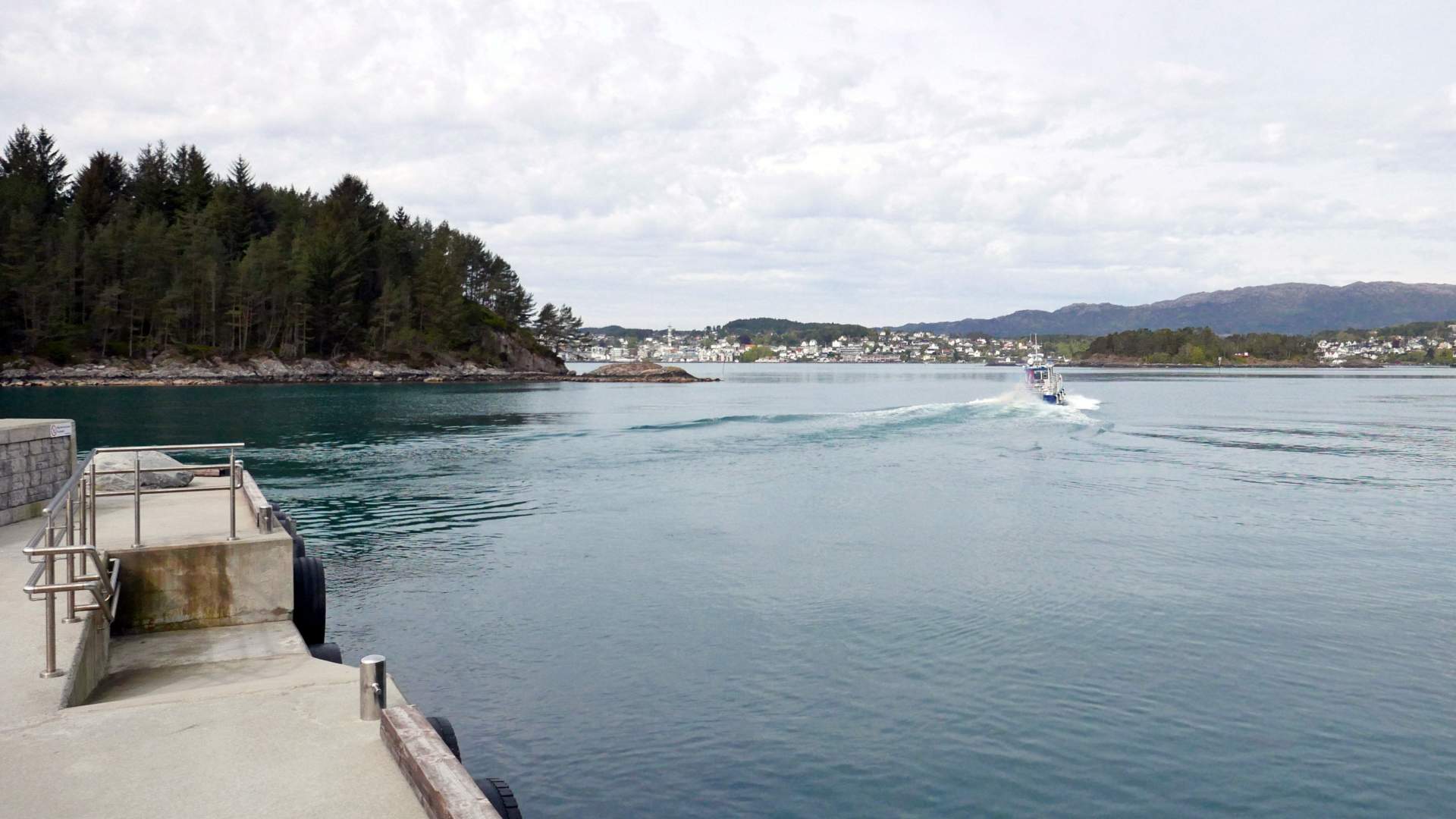 Frå Midtøya ser du inn mot Leirvik sentrum på Stord