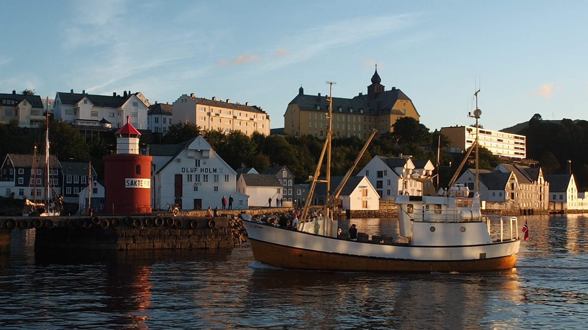 En fiskeskøyte kommer inn Brosundet i Ålesund.