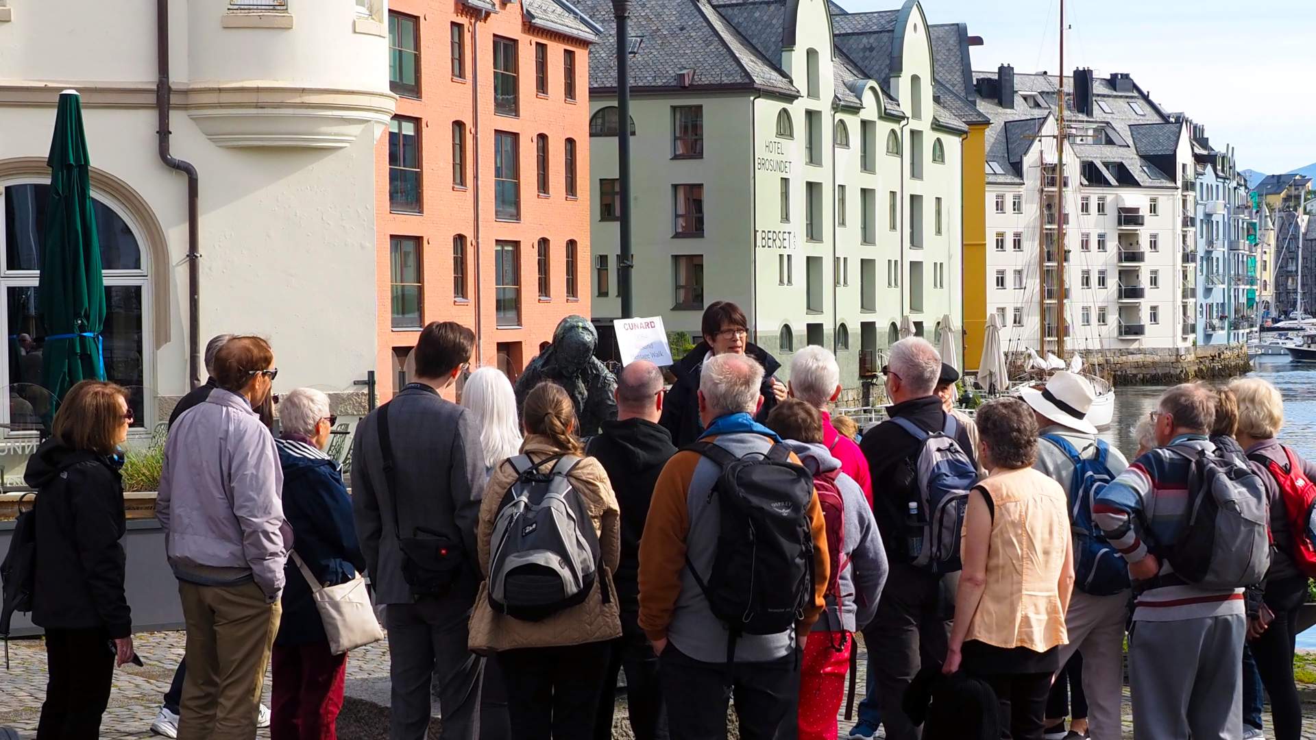 Bli med en av guidene på den populære byvandringen i Ålesund.