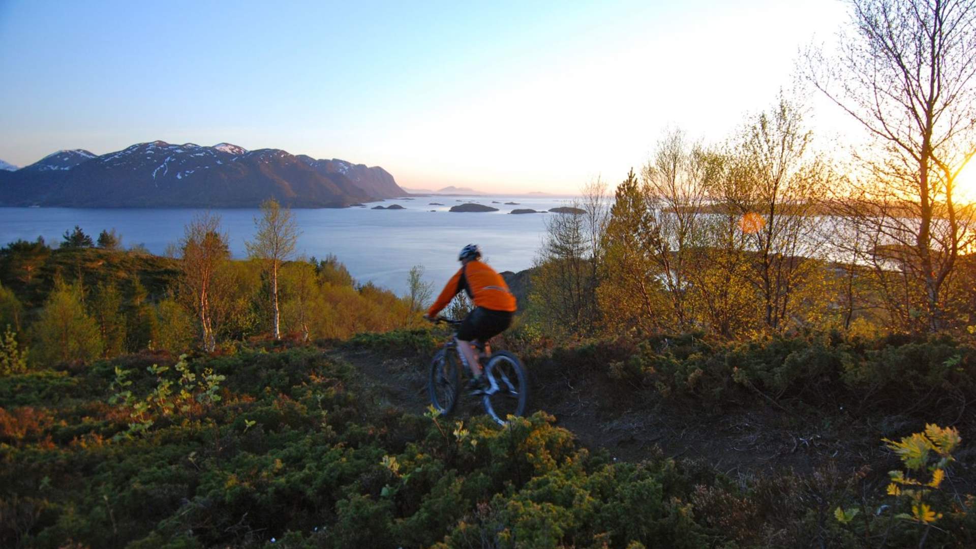 Mountain bike adventure at Svartnakken at Aukra