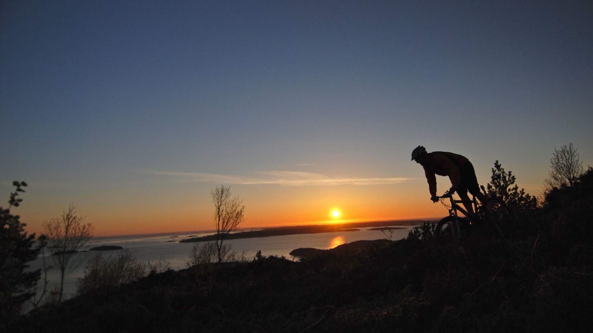 Mountain bike adventure at Svartnakken at Aukra