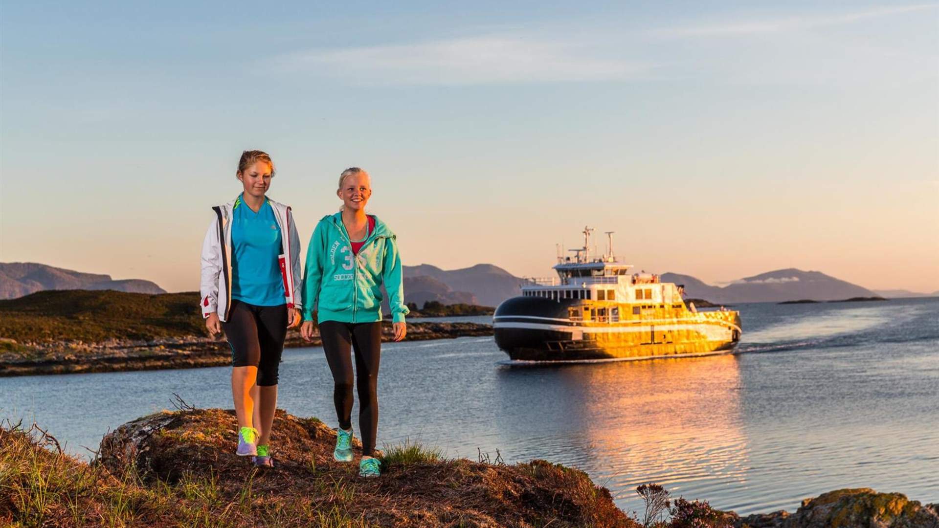 Coastal hike to Smågevatnet and Brenslen on Aukra