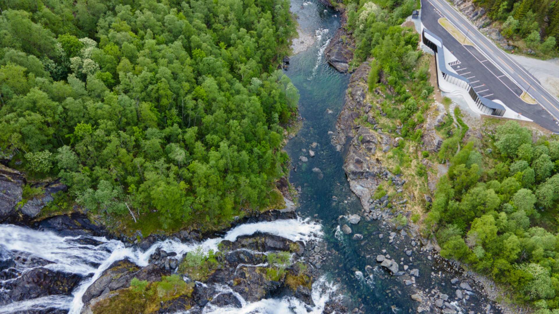 The rest area Flesefossen in Suldal