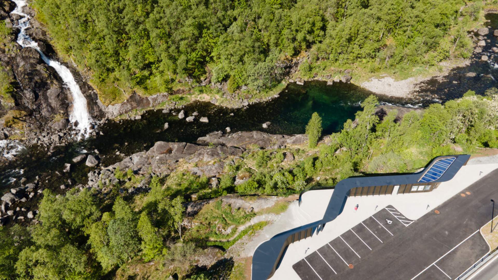 The rest area Flesefossen in Suldal