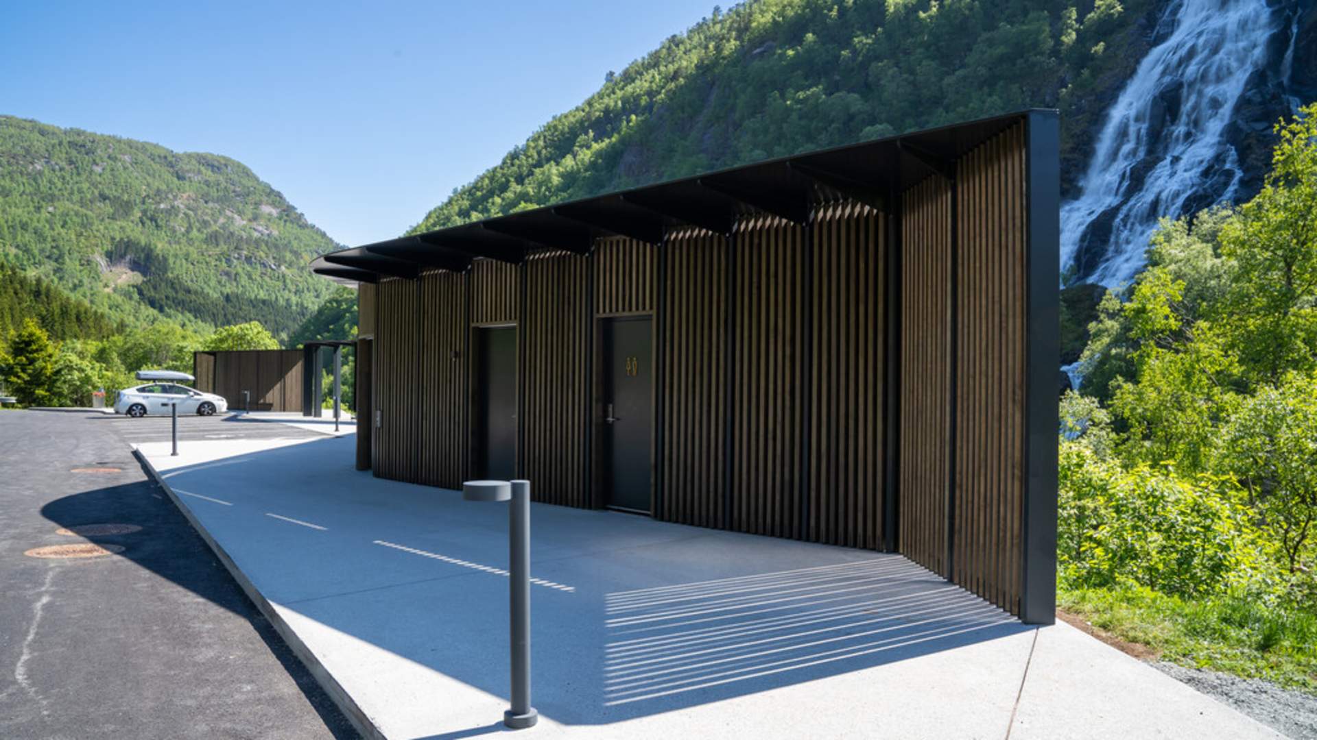 The rest area Flesefossen in Suldal