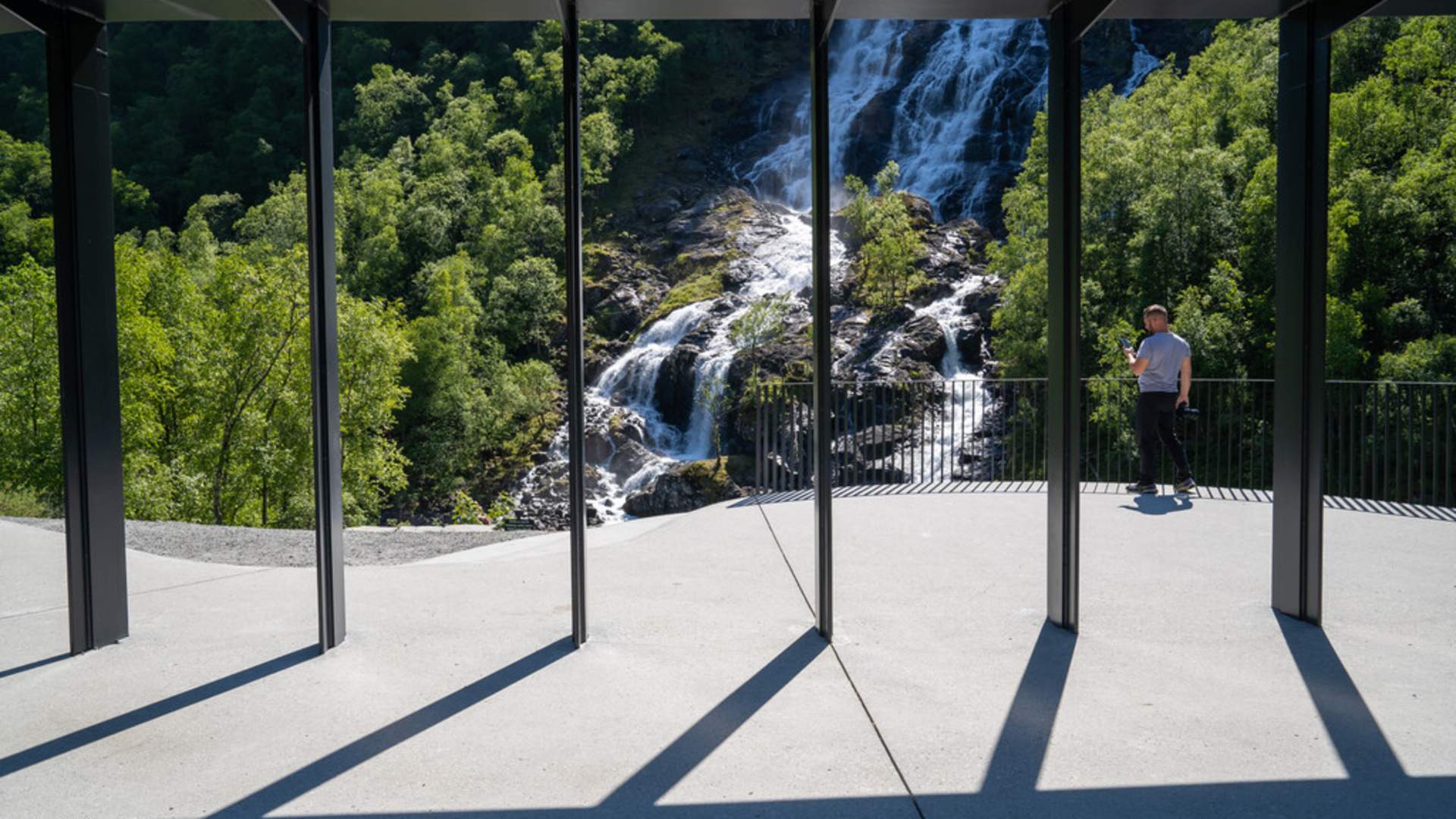 The rest area Flesefossen in Suldal