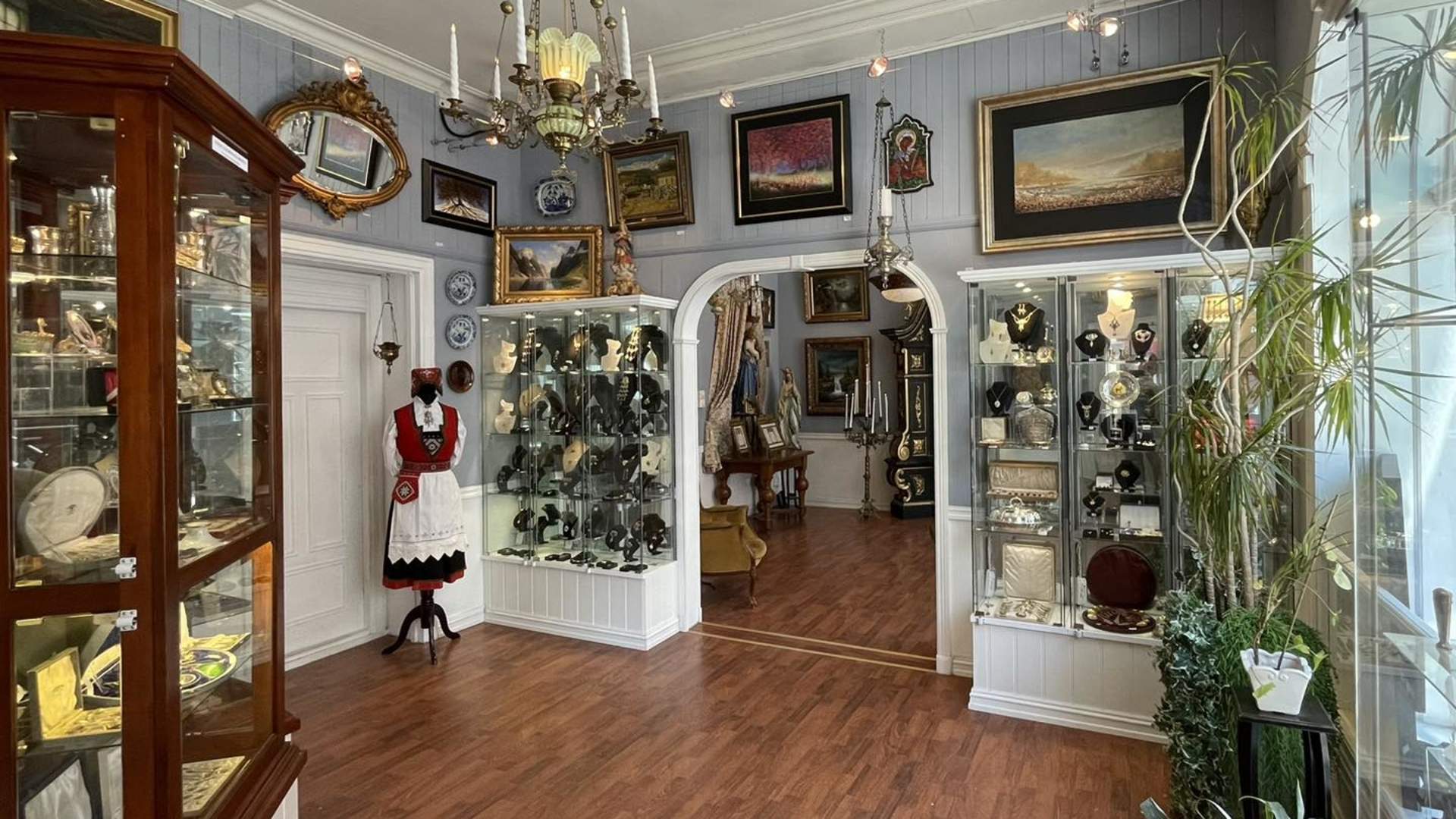 Utstilling og galleri hos Artifex antikvitetshandel