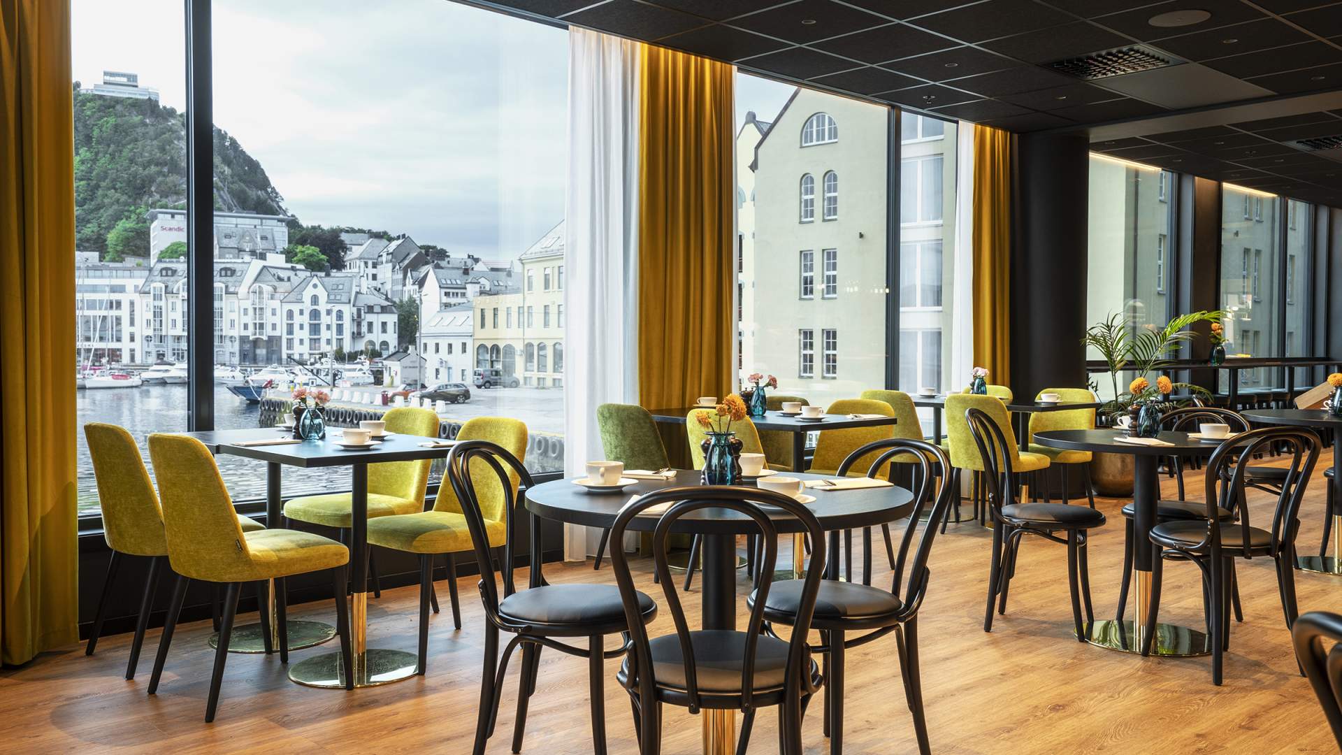 Nyt den flotte utsikten fra restauranten Brasseriet.